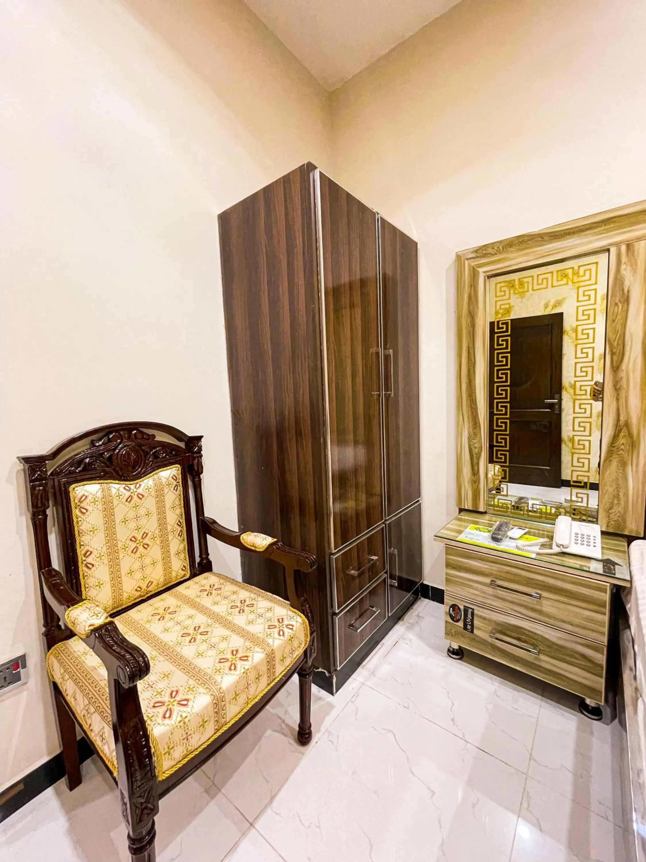 Seating area, Bed in Horizon Hotel