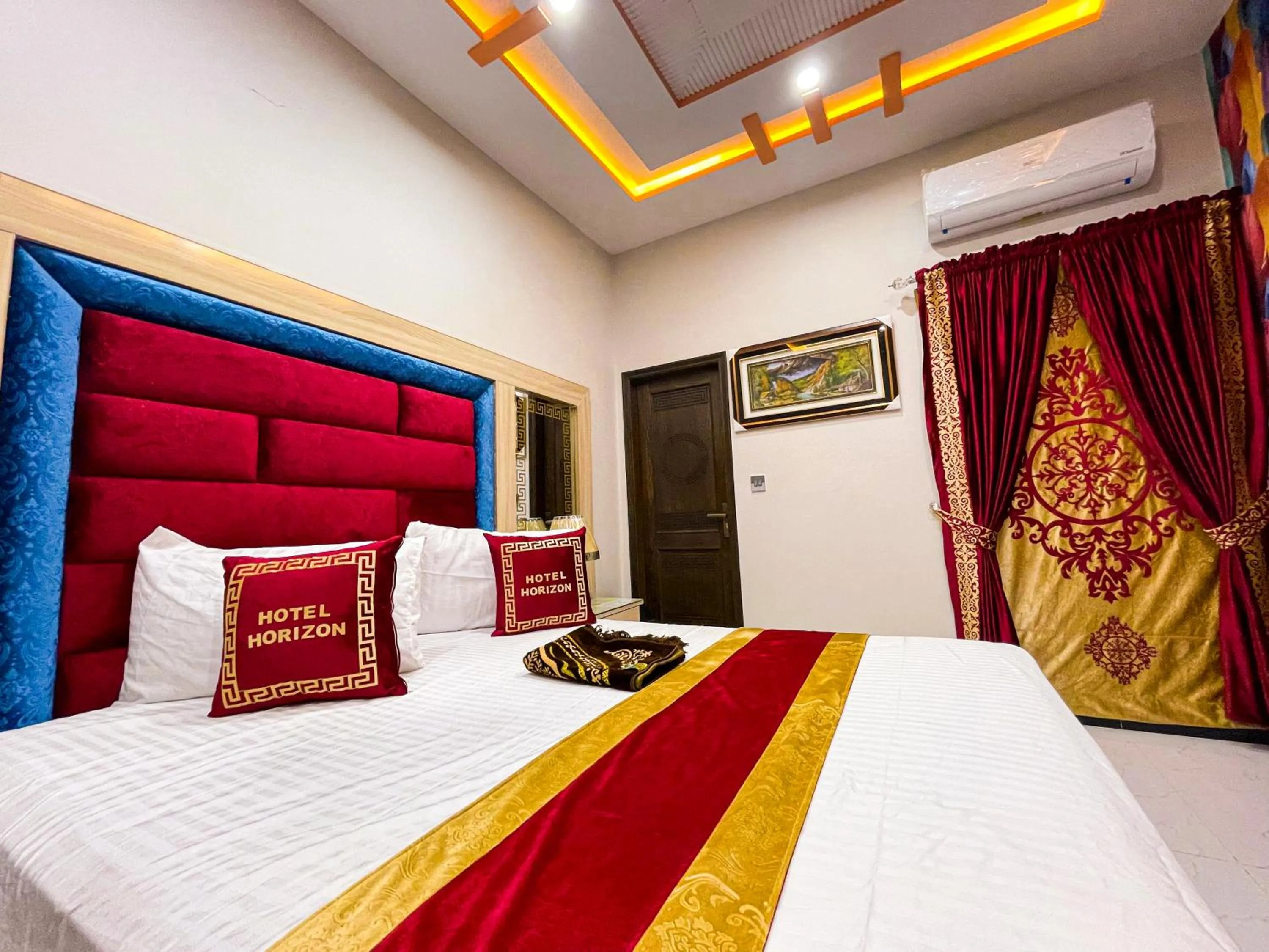 Bedroom, Bed in Horizon Hotel