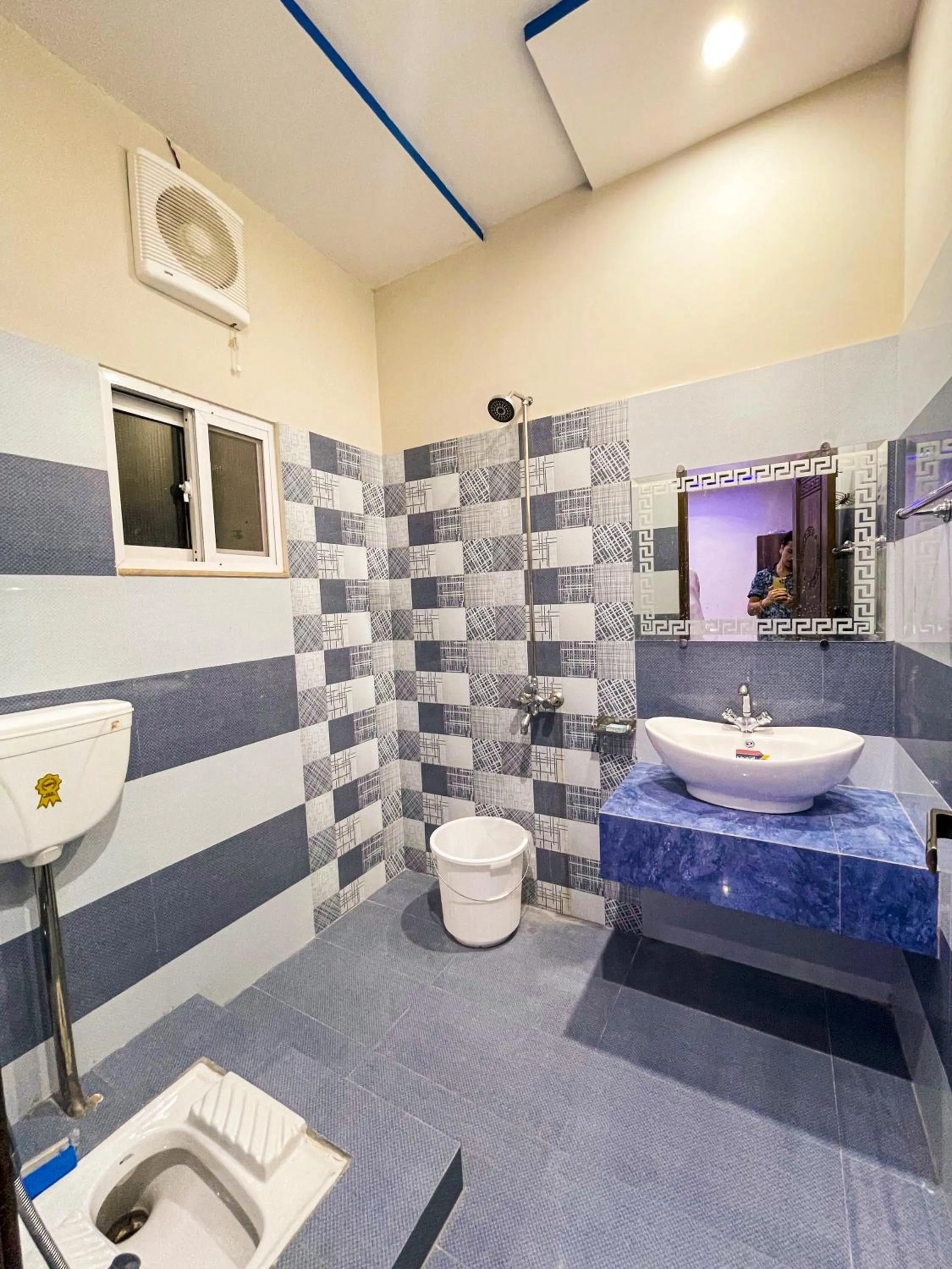 Toilet, Bed in Horizon Hotel