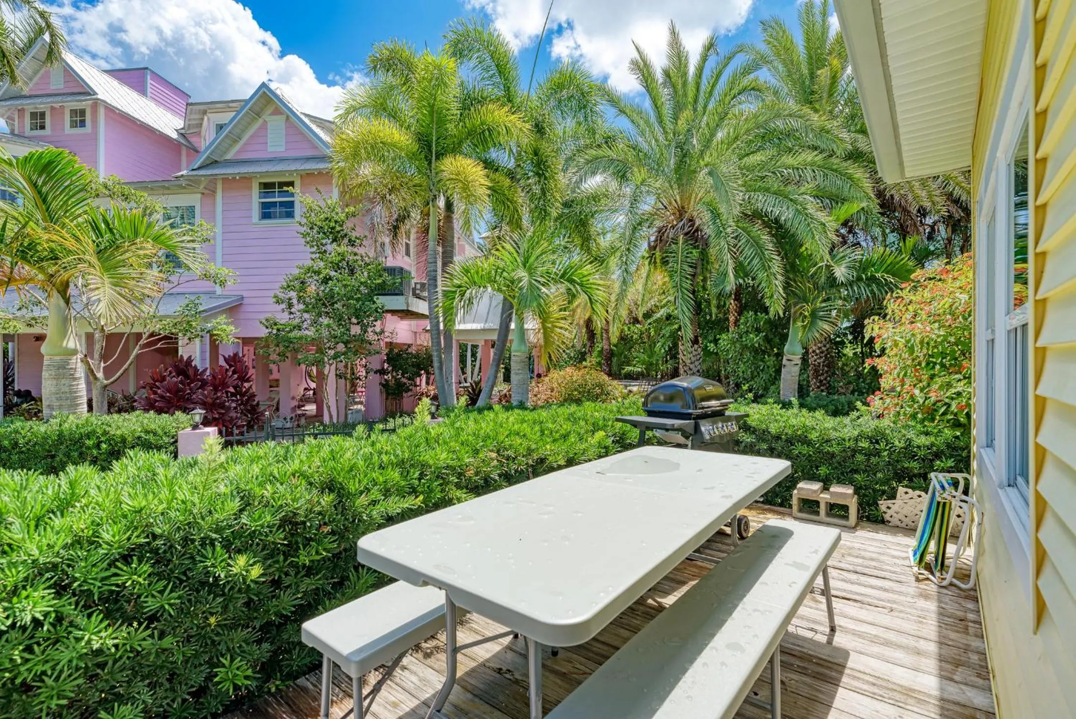 Property building in Ami Lighthouse Cottage-One Minute Walk To The Beach-Keyless Locks