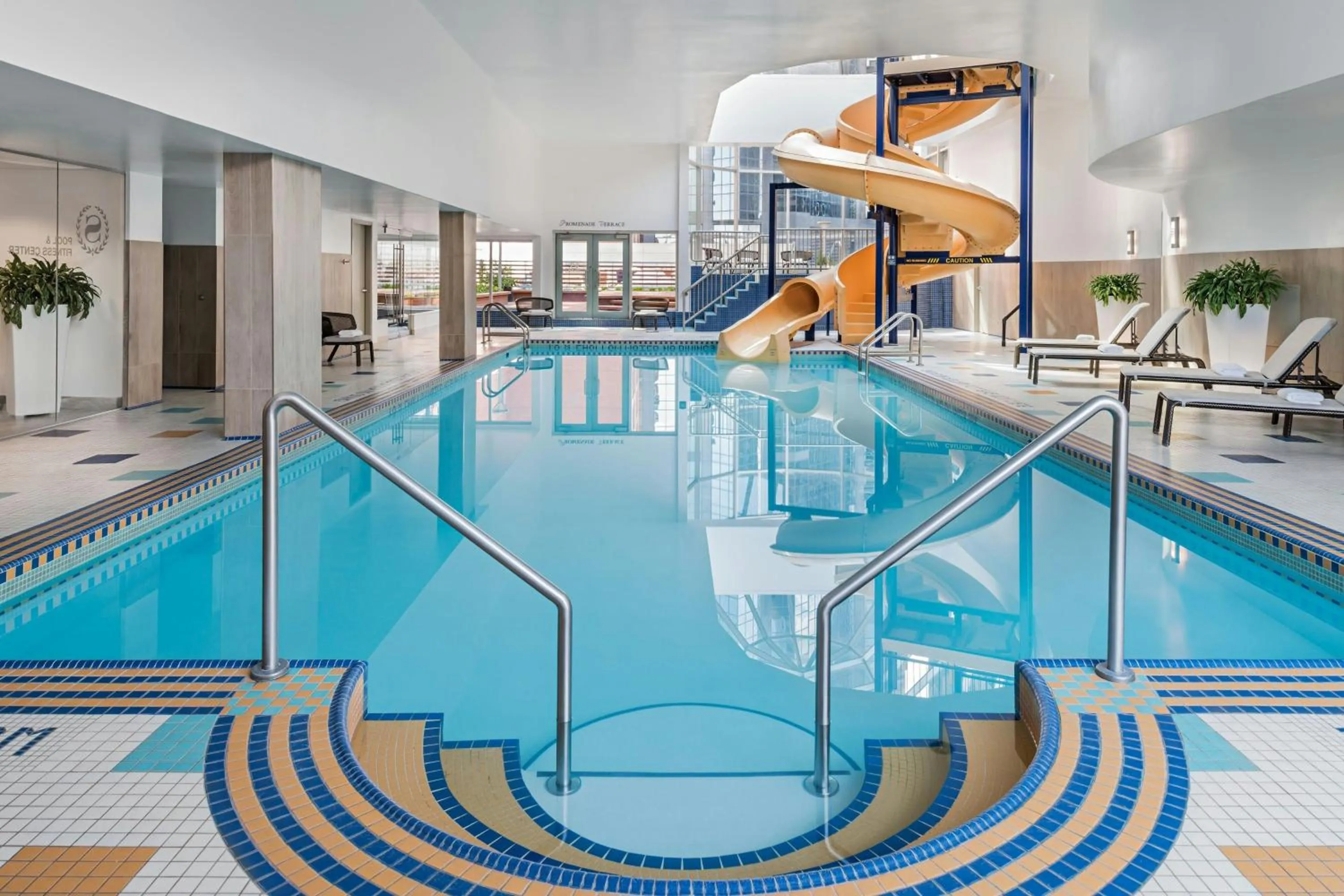 Swimming pool in Sheraton Suites Calgary Eau Claire