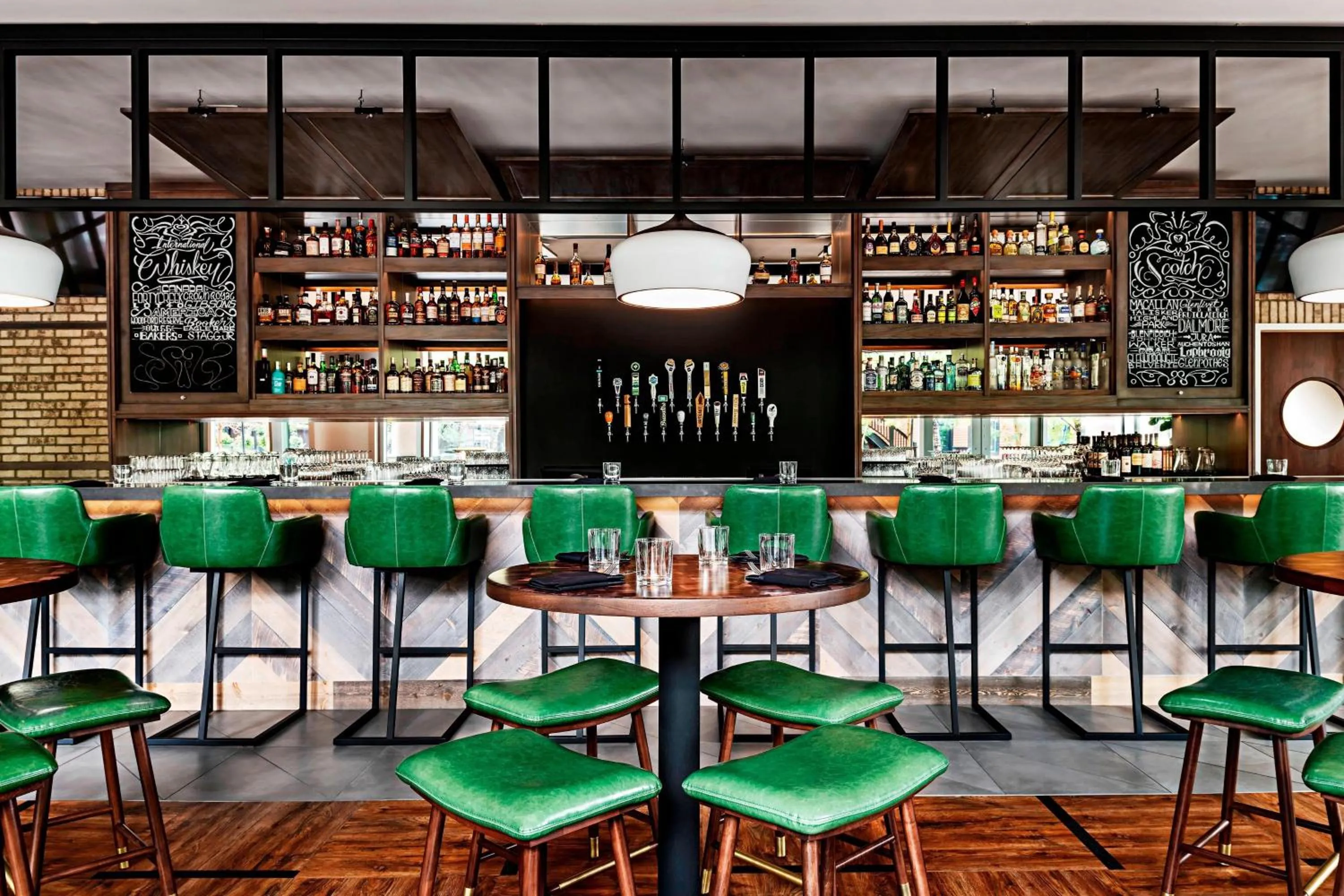 Lounge or bar in Sheraton Suites Calgary Eau Claire