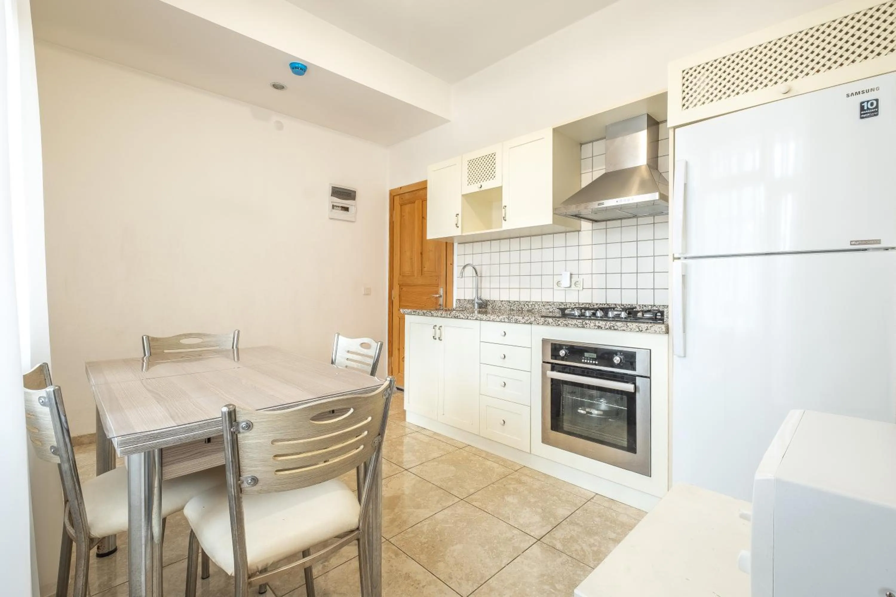 Kitchen or kitchenette in Old Town Deluxe Flats