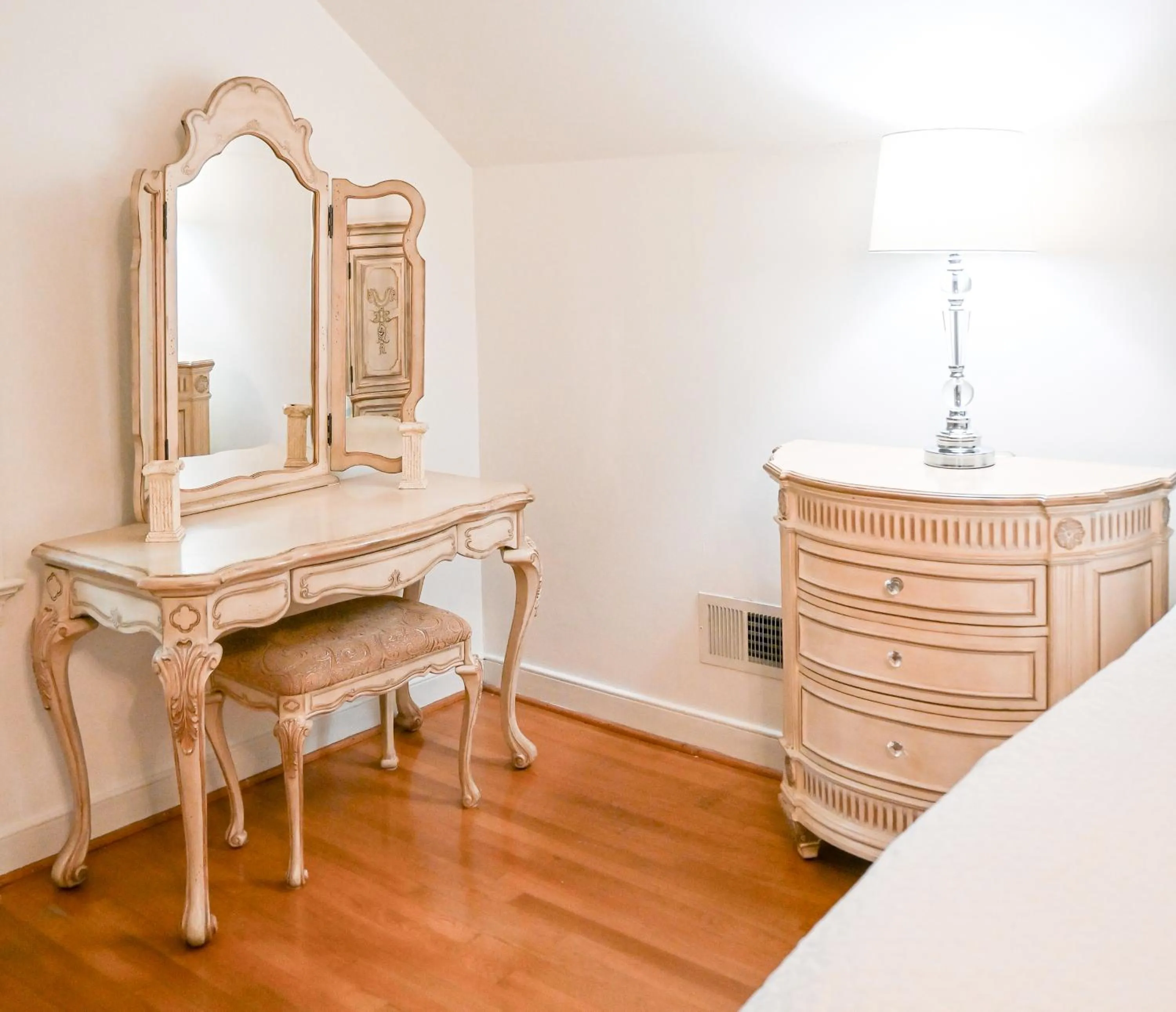 Decorative detail in Colonial Gardens B & B