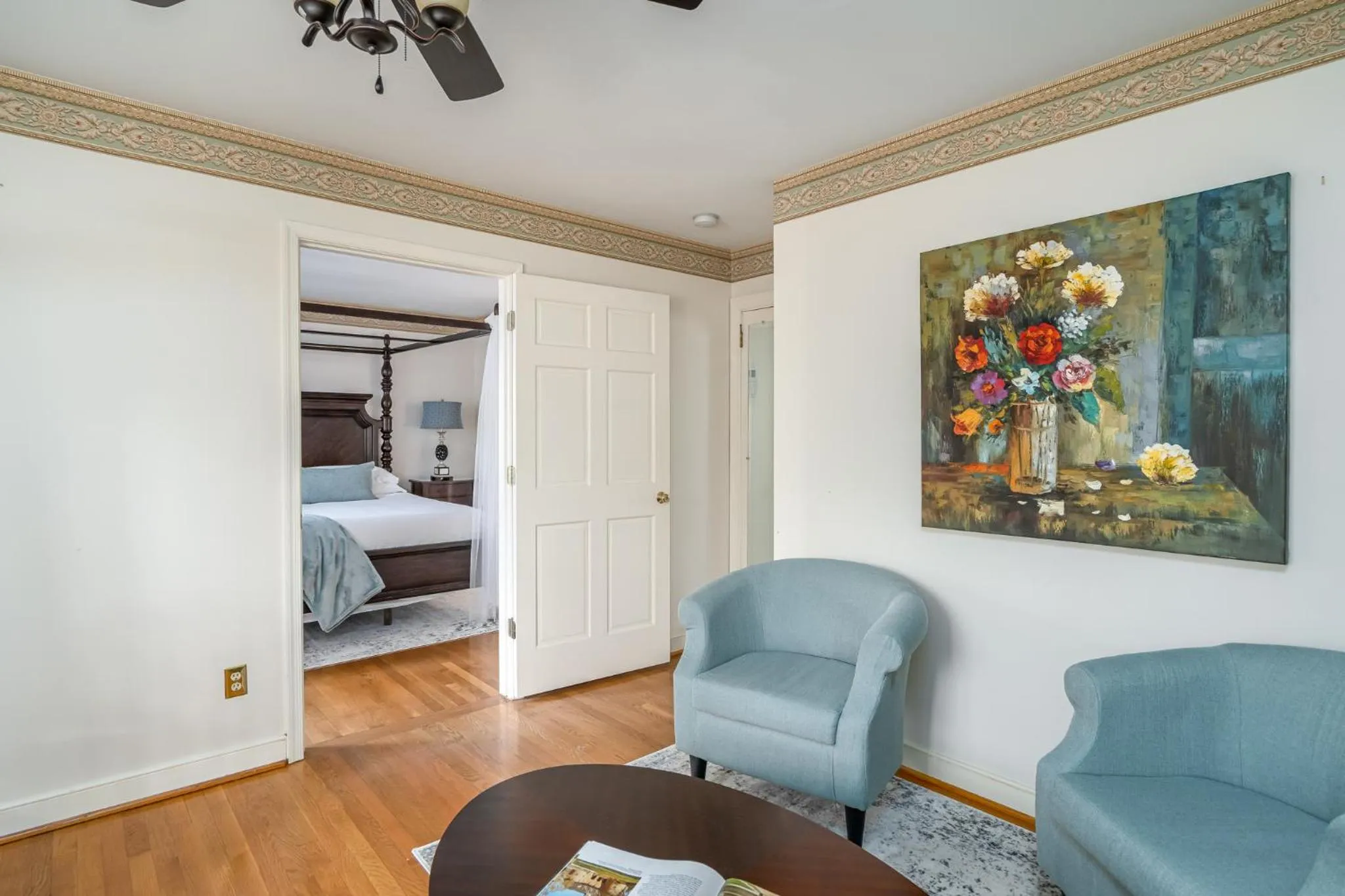 Bedroom, Bed in Colonial Gardens B & B