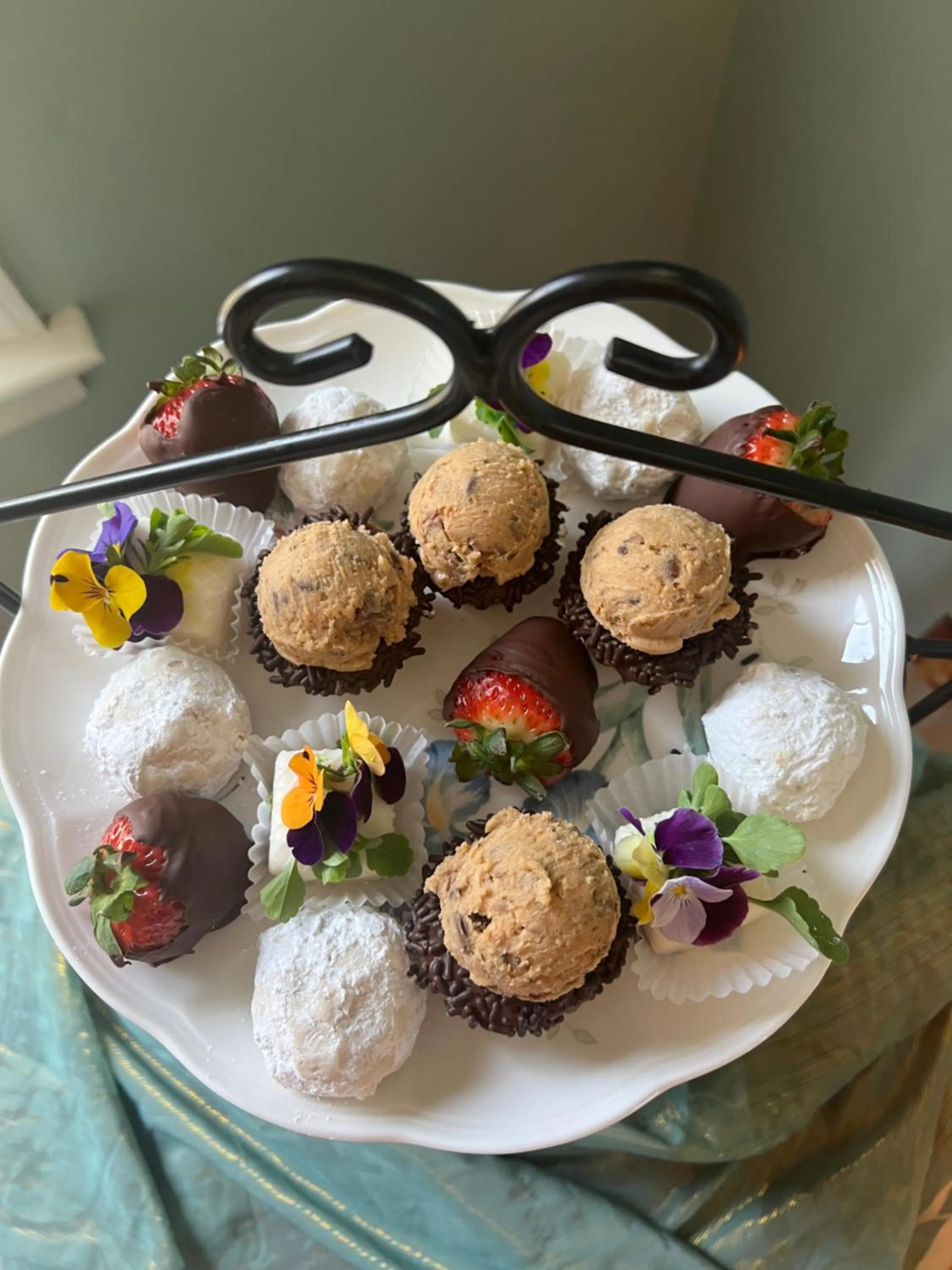 Dining area in Colonial Gardens B & B