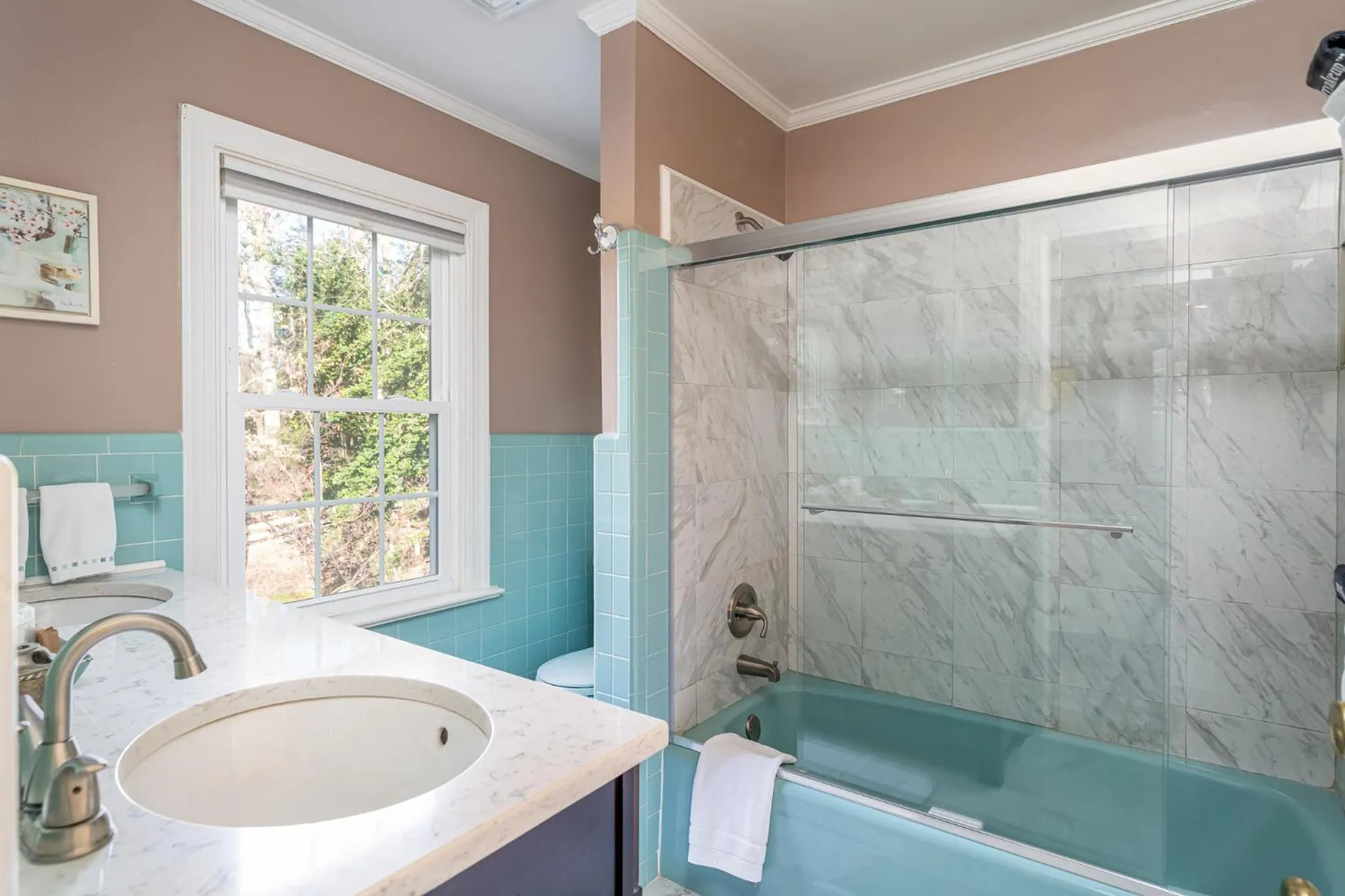 Bathroom in Colonial Gardens B & B