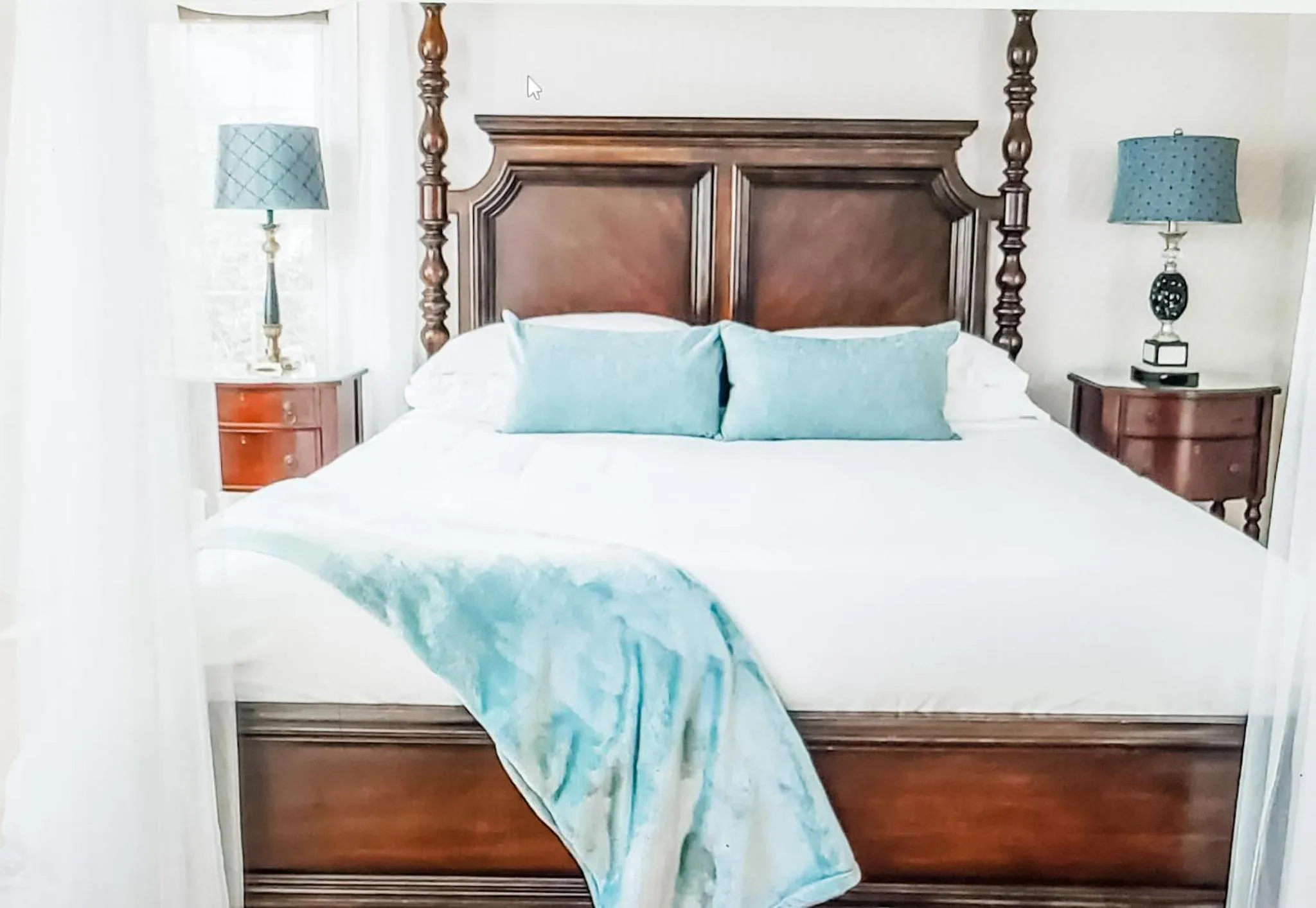 Bedroom, Bed in Colonial Gardens B & B