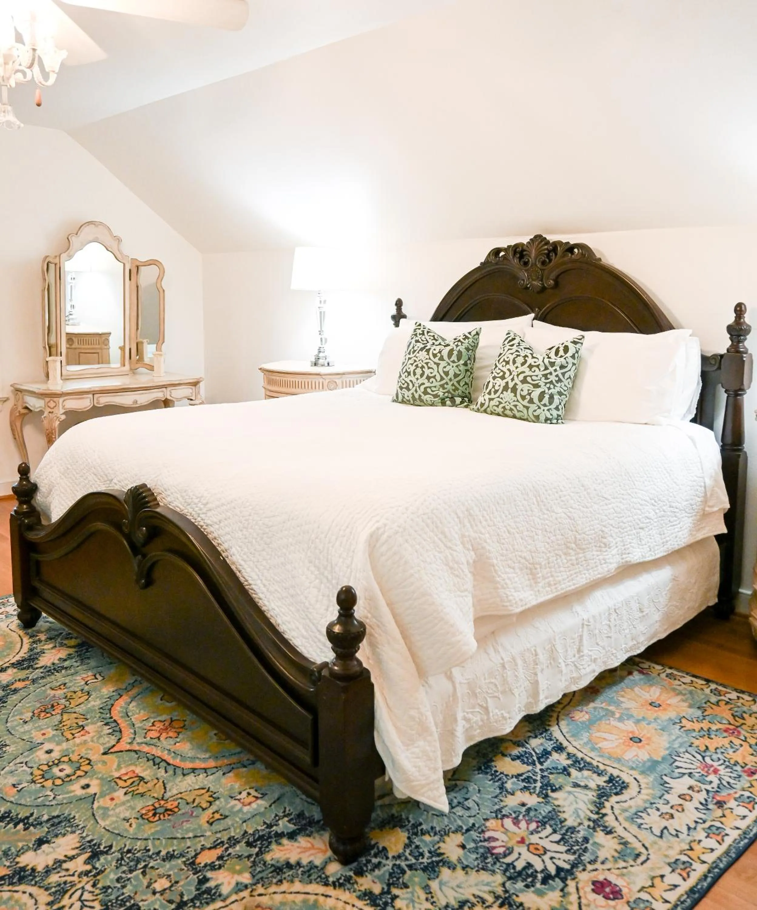 Bedroom, Bed in Colonial Gardens B & B