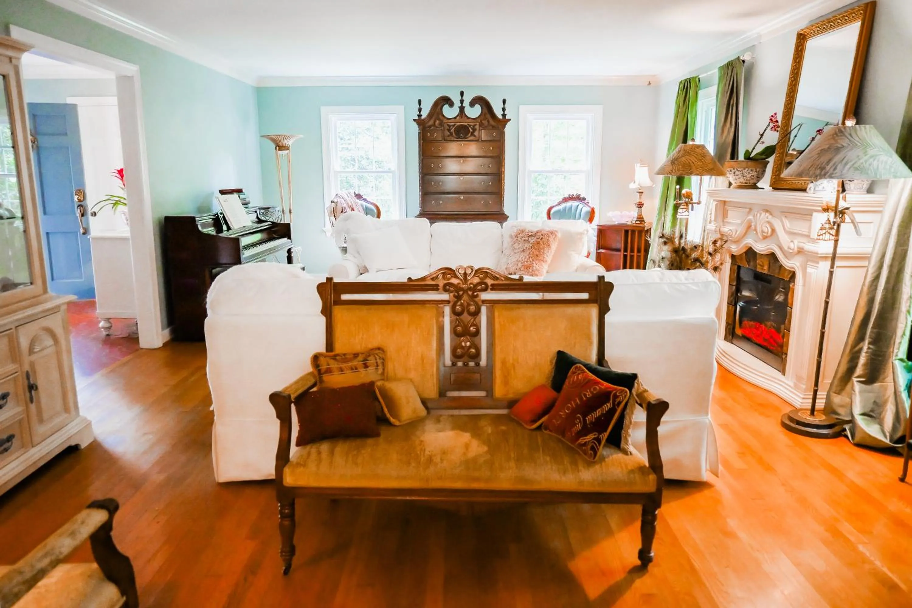 Living room in Colonial Gardens B & B