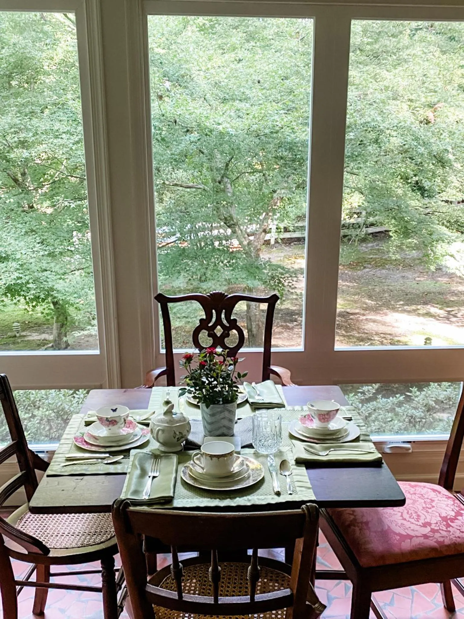 Dining area in Colonial Gardens B & B