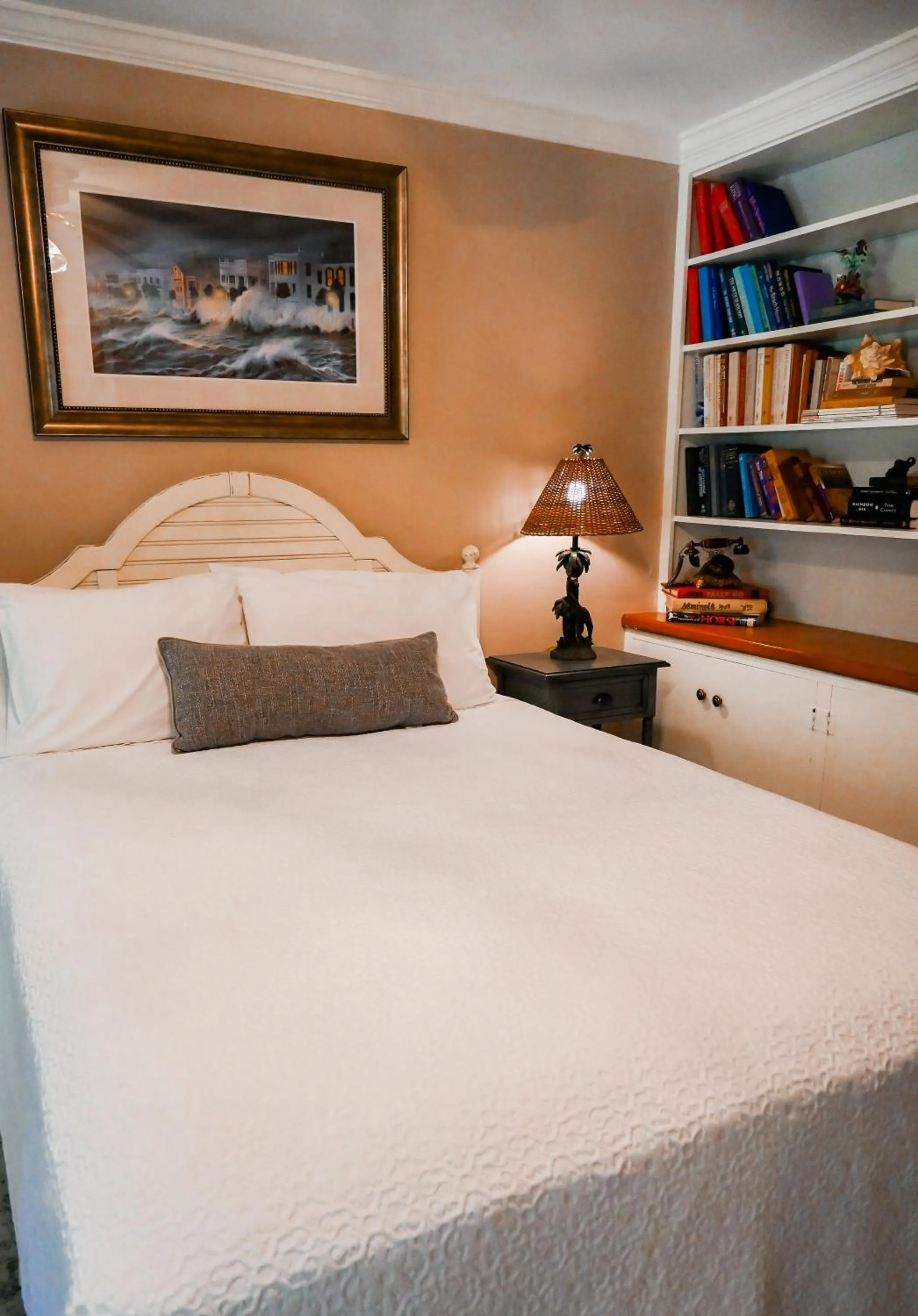 Bedroom, Bed in Colonial Gardens B & B