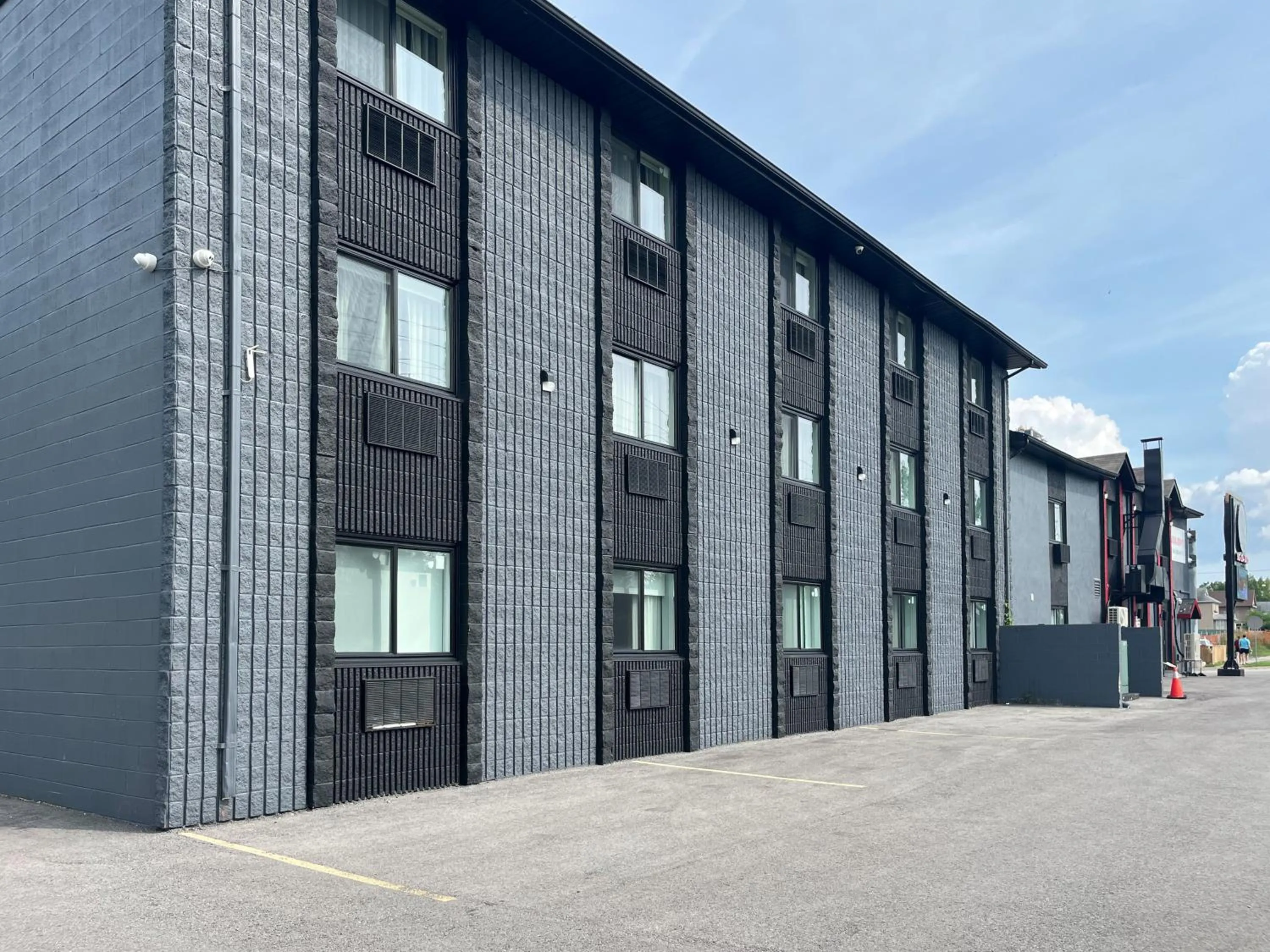 Property building in Motel 6 Niagara Falls, ON Near the Falls