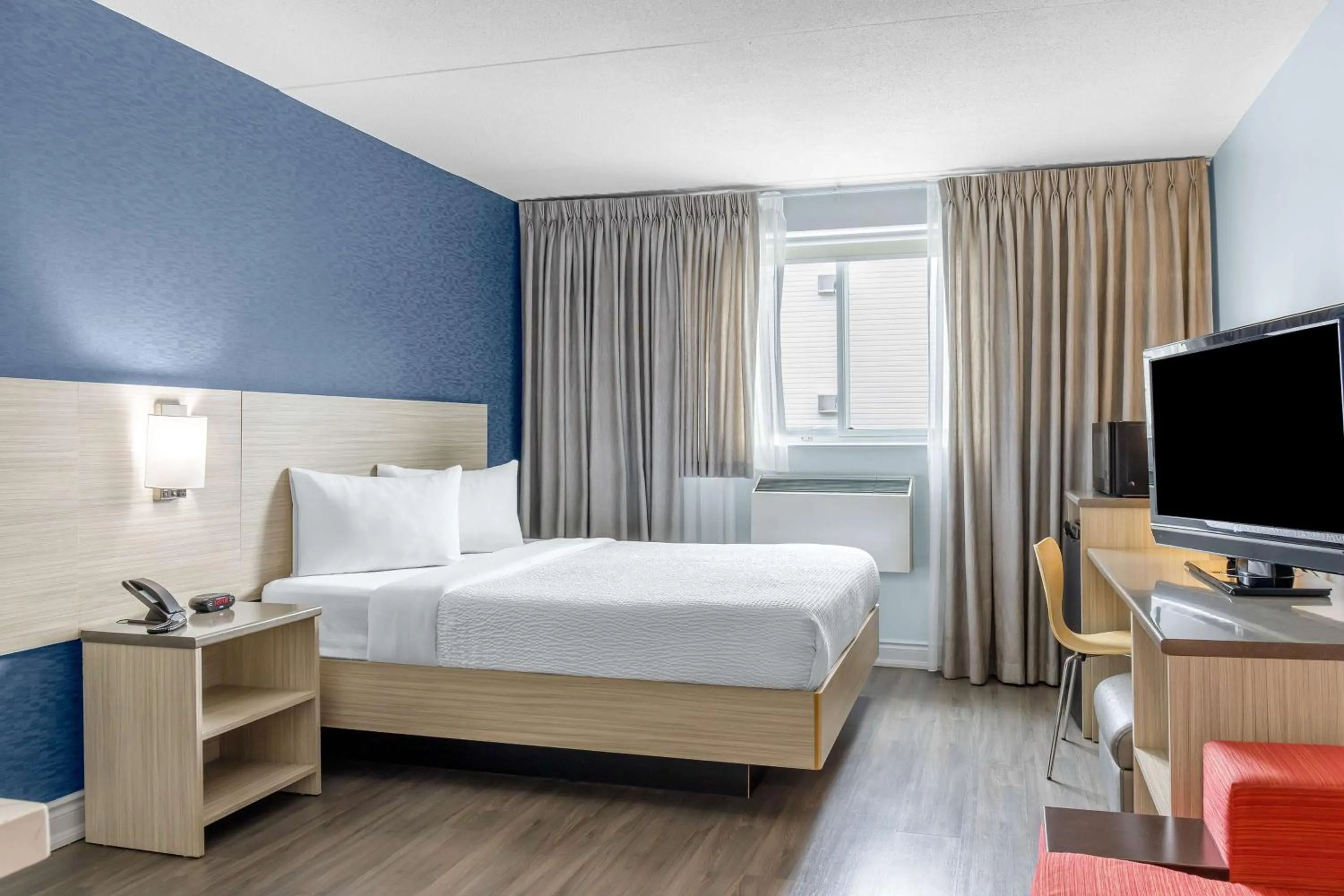 Bedroom, Bed in Motel 6 Niagara Falls, ON Near the Falls