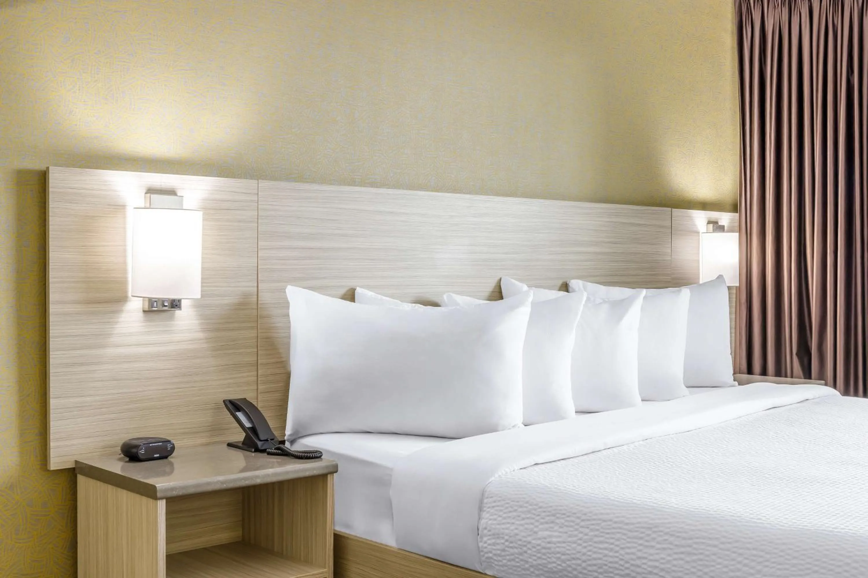 Bedroom, Bed in Motel 6 Niagara Falls, ON Near the Falls