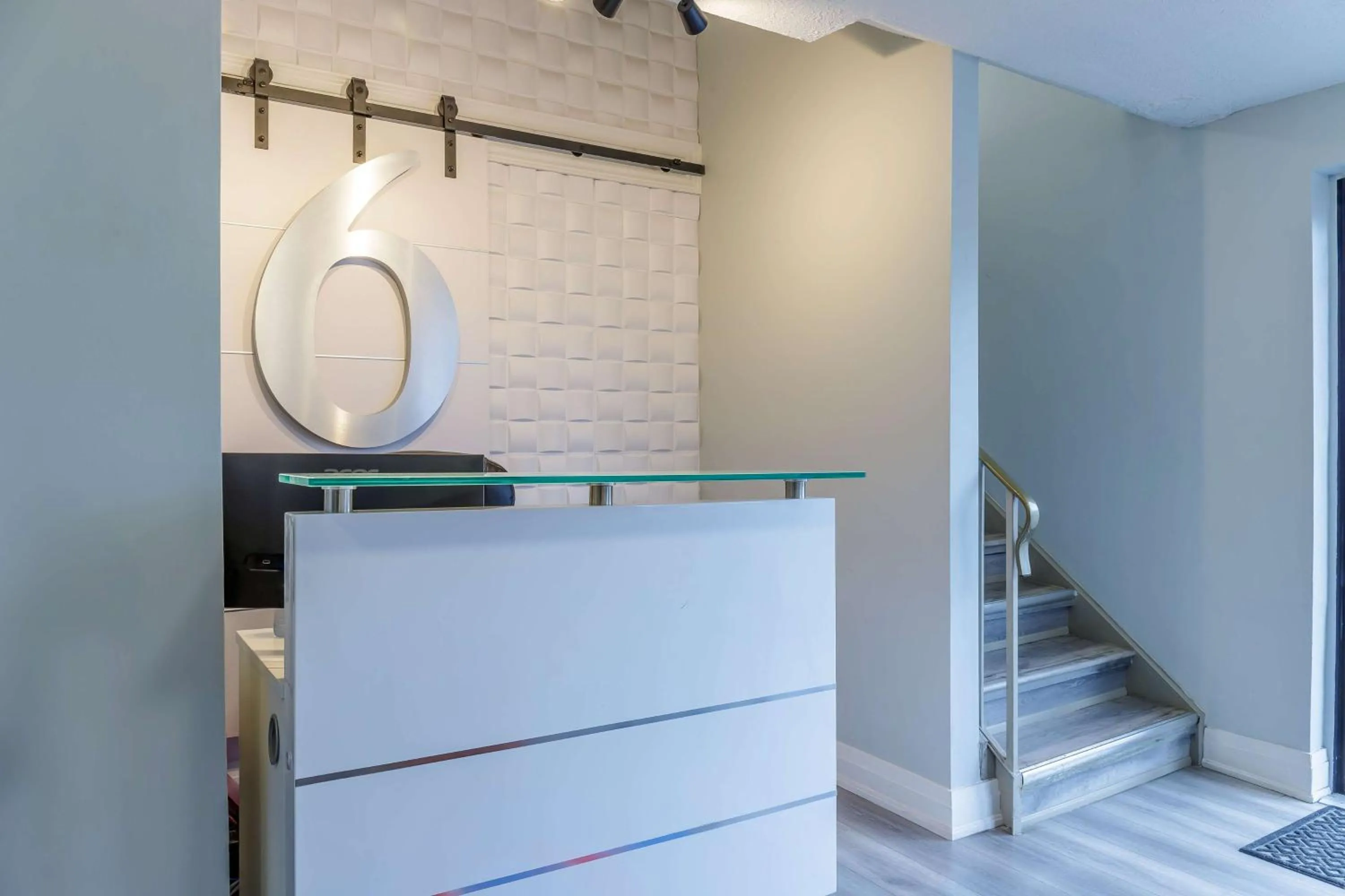 Lobby or reception in Motel 6 Niagara Falls, ON Near the Falls