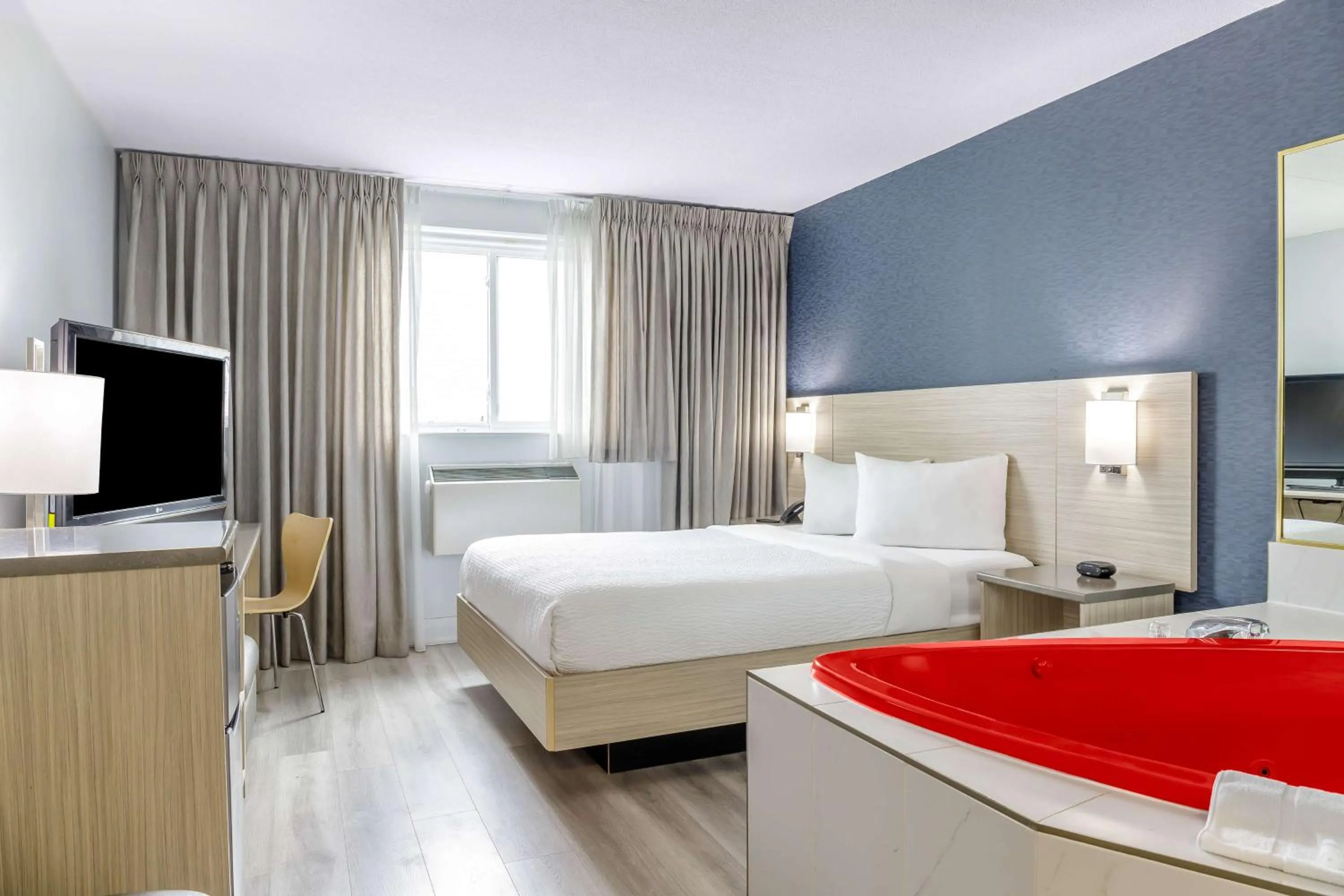 Bedroom, Bed in Motel 6 Niagara Falls, ON Near the Falls