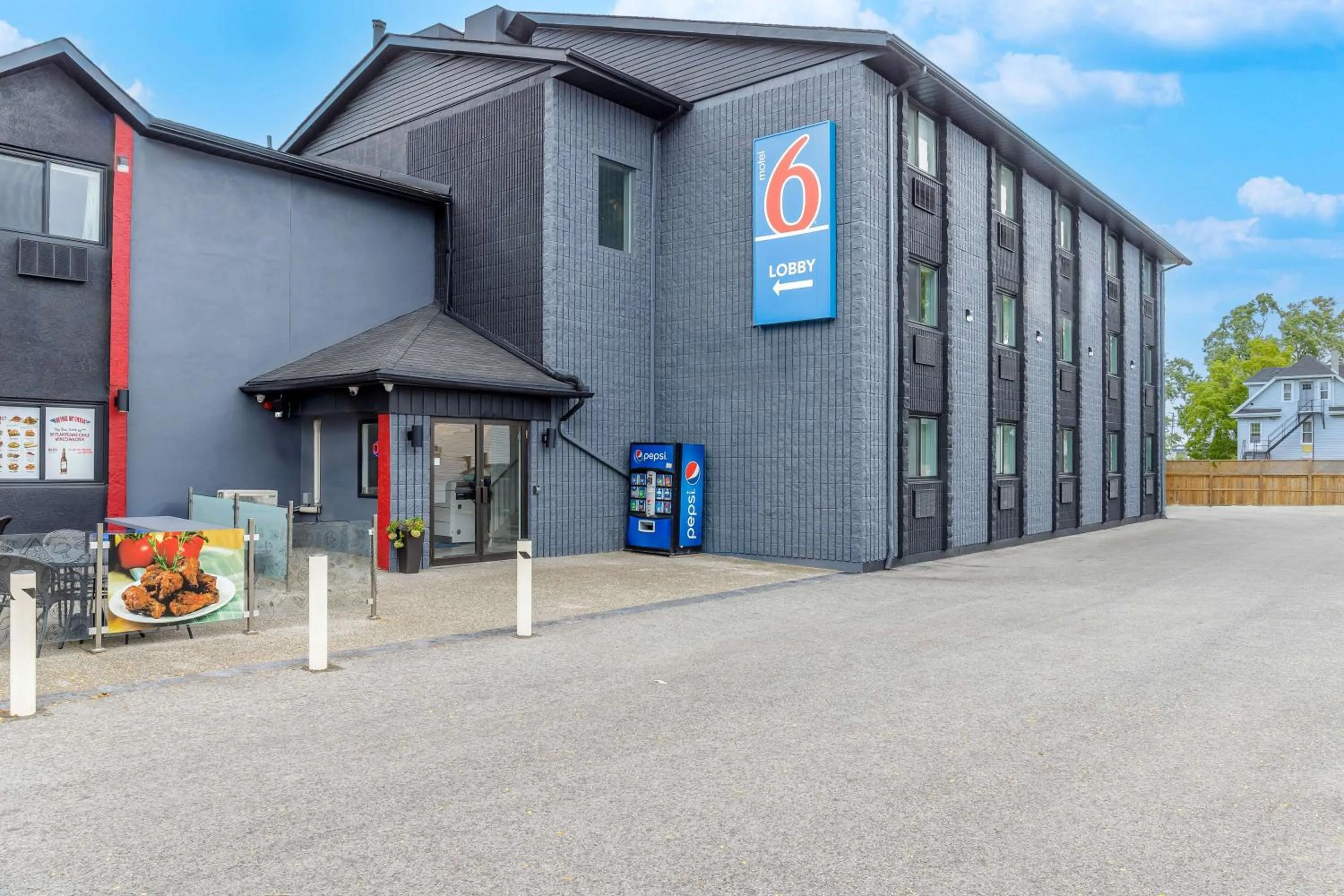 Property building in Motel 6 Niagara Falls, ON Near the Falls
