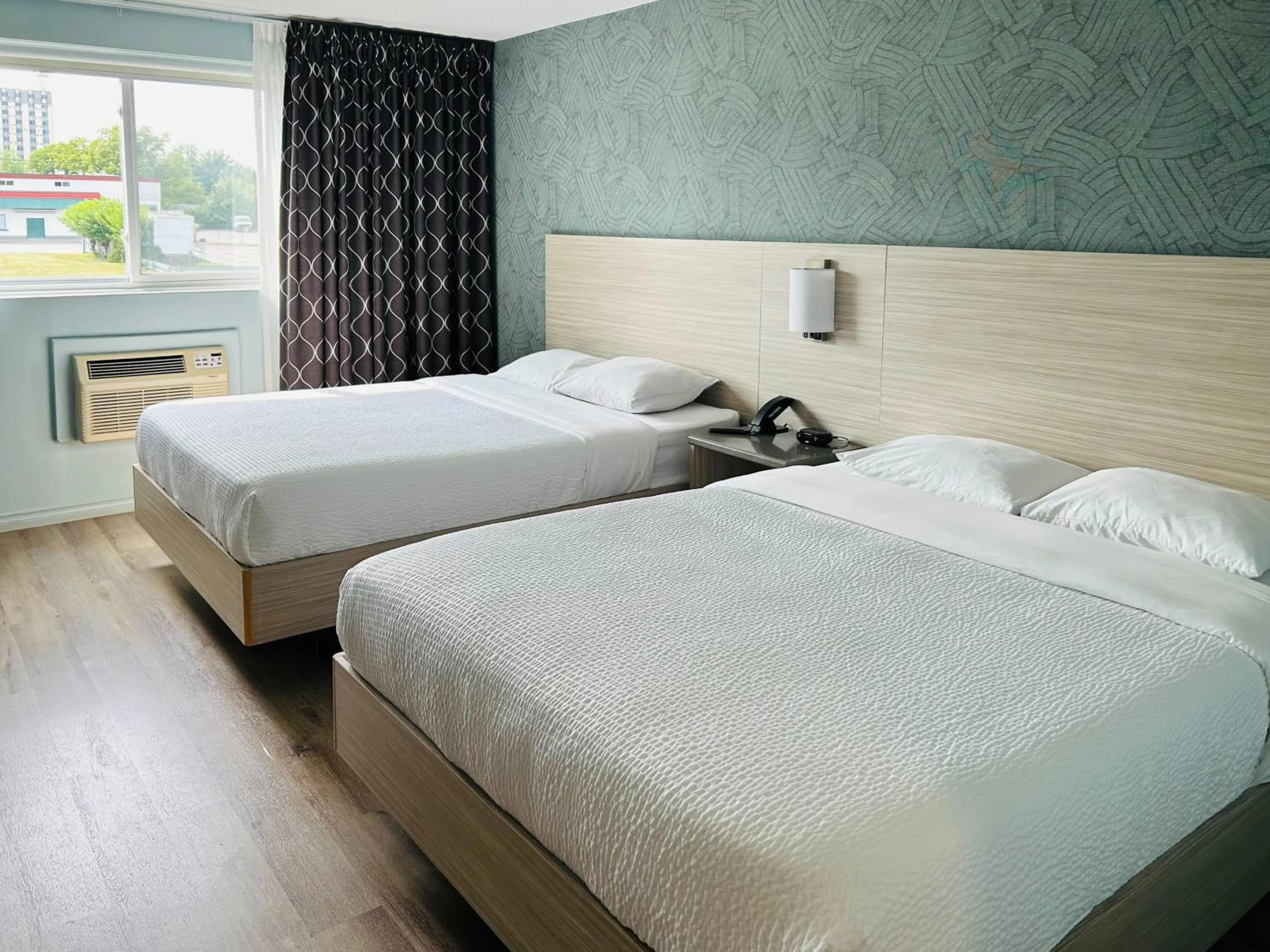 Bedroom, Bed in Motel 6 Niagara Falls, ON Near the Falls