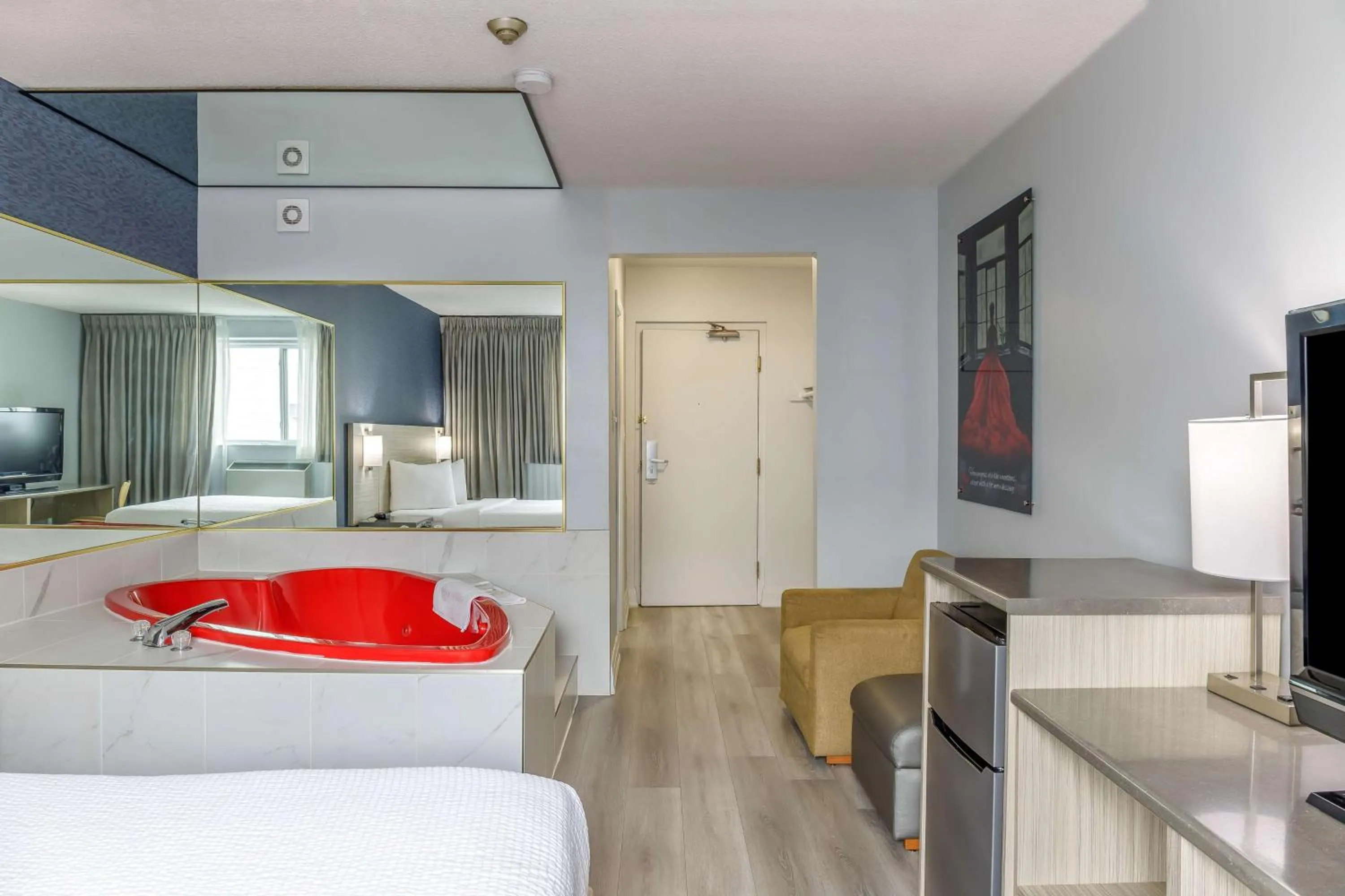 Bedroom, Bed in Motel 6 Niagara Falls, ON Near the Falls