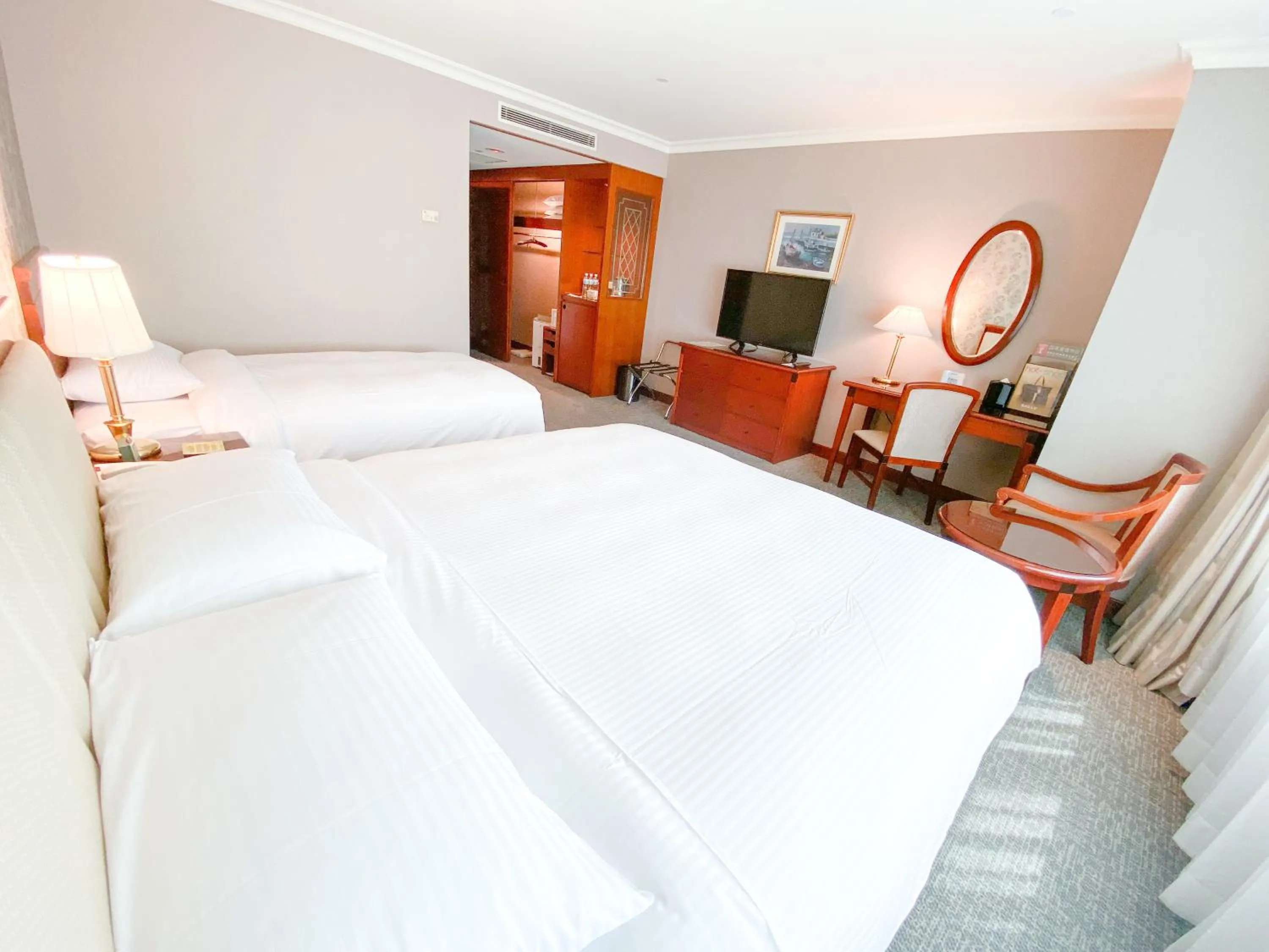 Photo of the whole room, Bed in Evergreen Laurel Hotel - Keelung