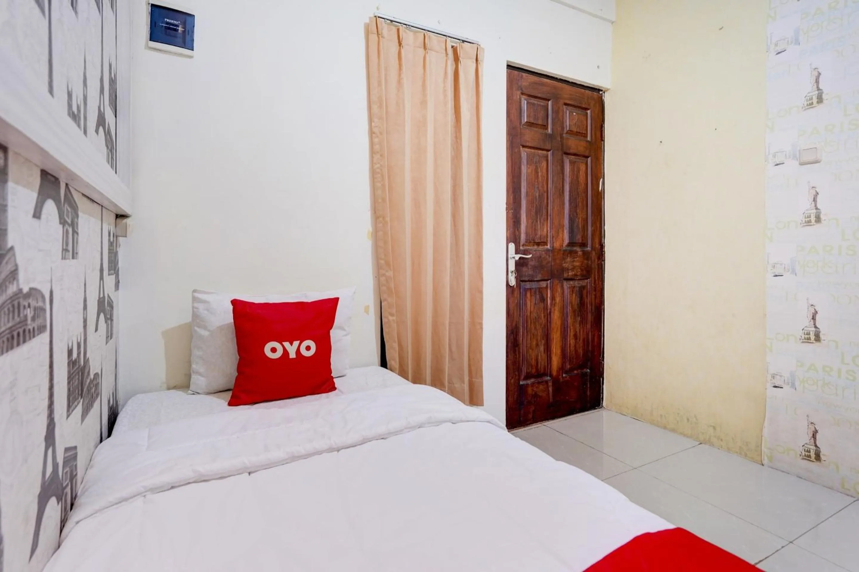 Bedroom, Bed in OYO Life 90606 Glass House Citraland Syariah