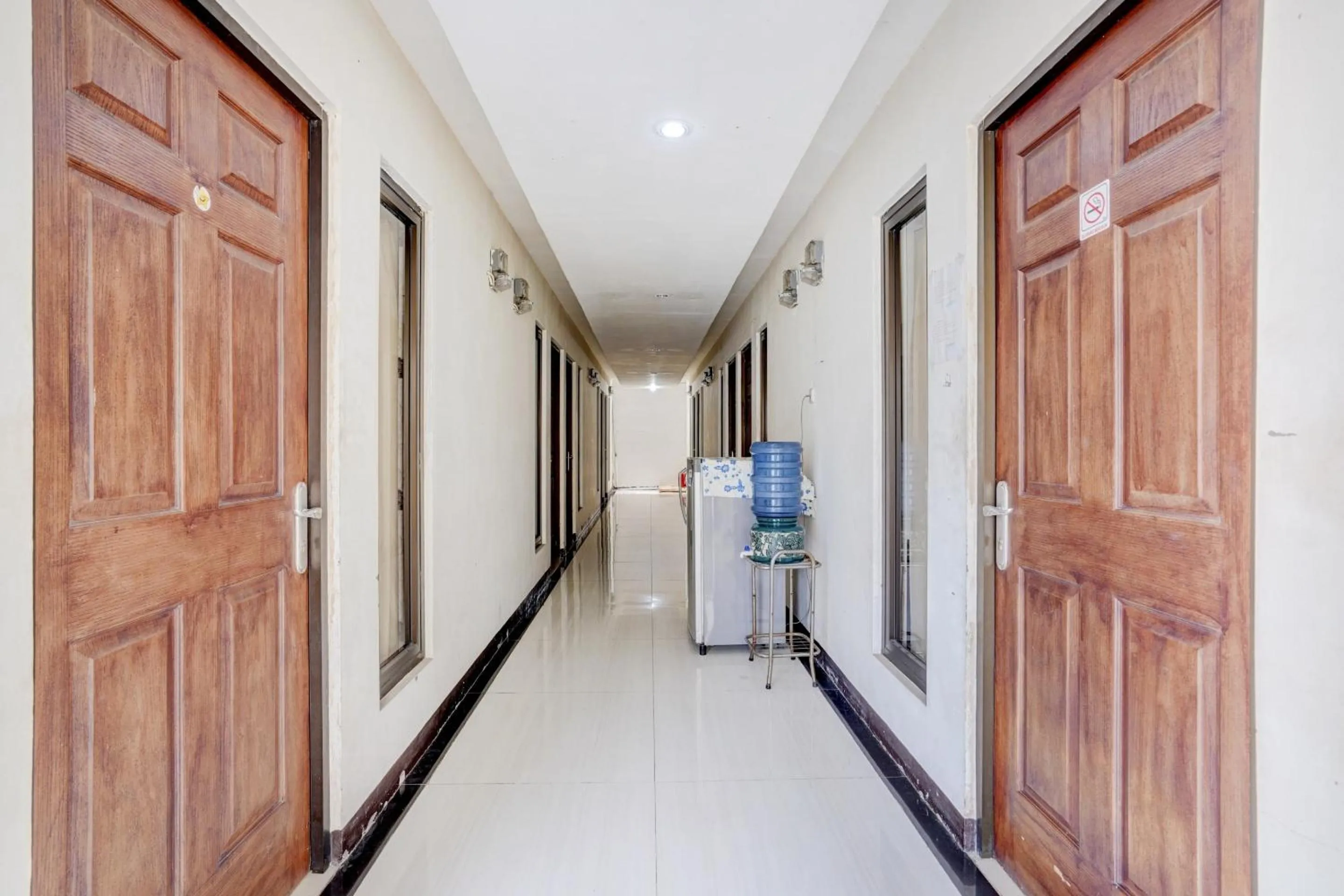 Lobby or reception in OYO Life 90606 Glass House Citraland Syariah