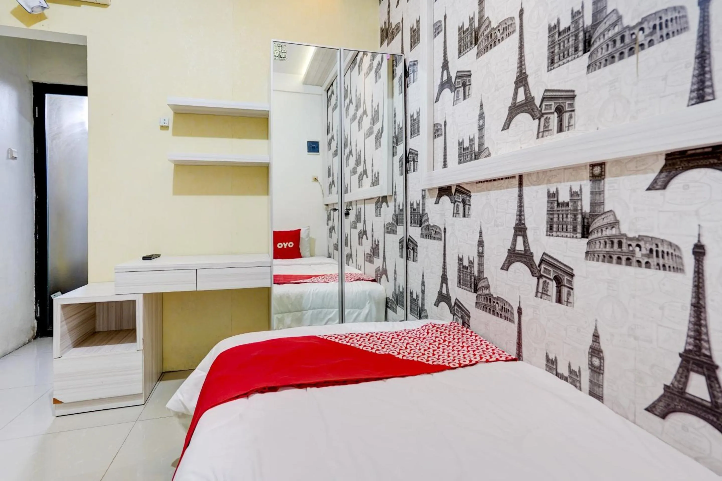 Bedroom, Bed in OYO Life 90606 Glass House Citraland Syariah