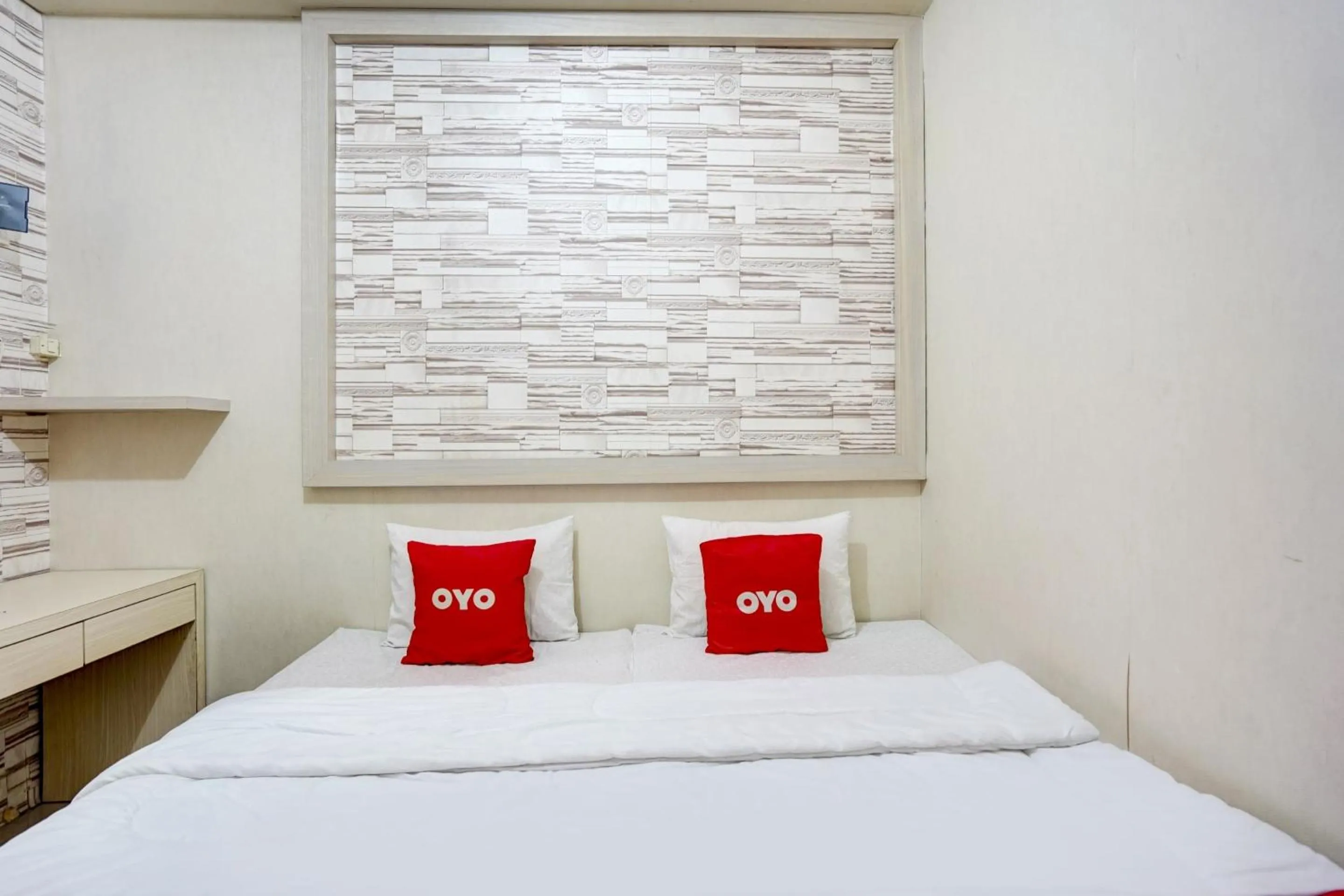Bedroom, Bed in OYO Life 90606 Glass House Citraland Syariah