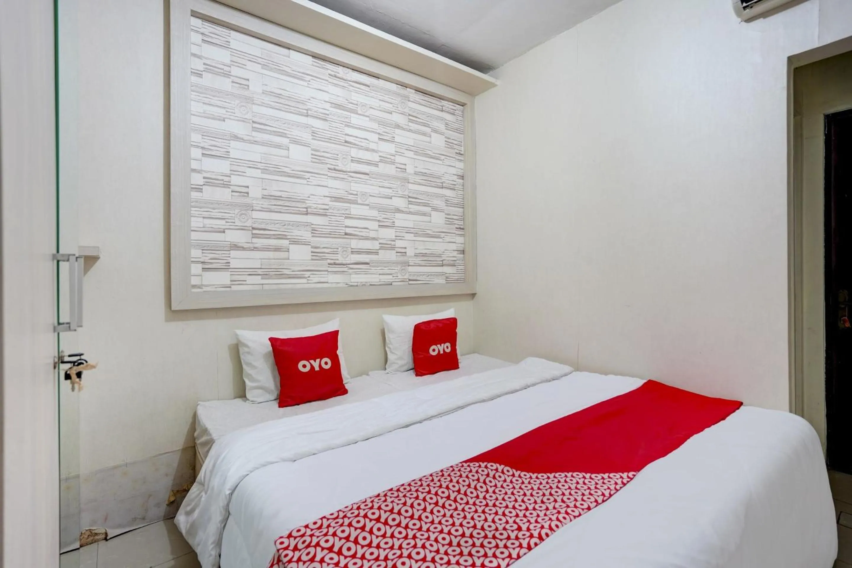 Bedroom, Bed in OYO Life 90606 Glass House Citraland Syariah