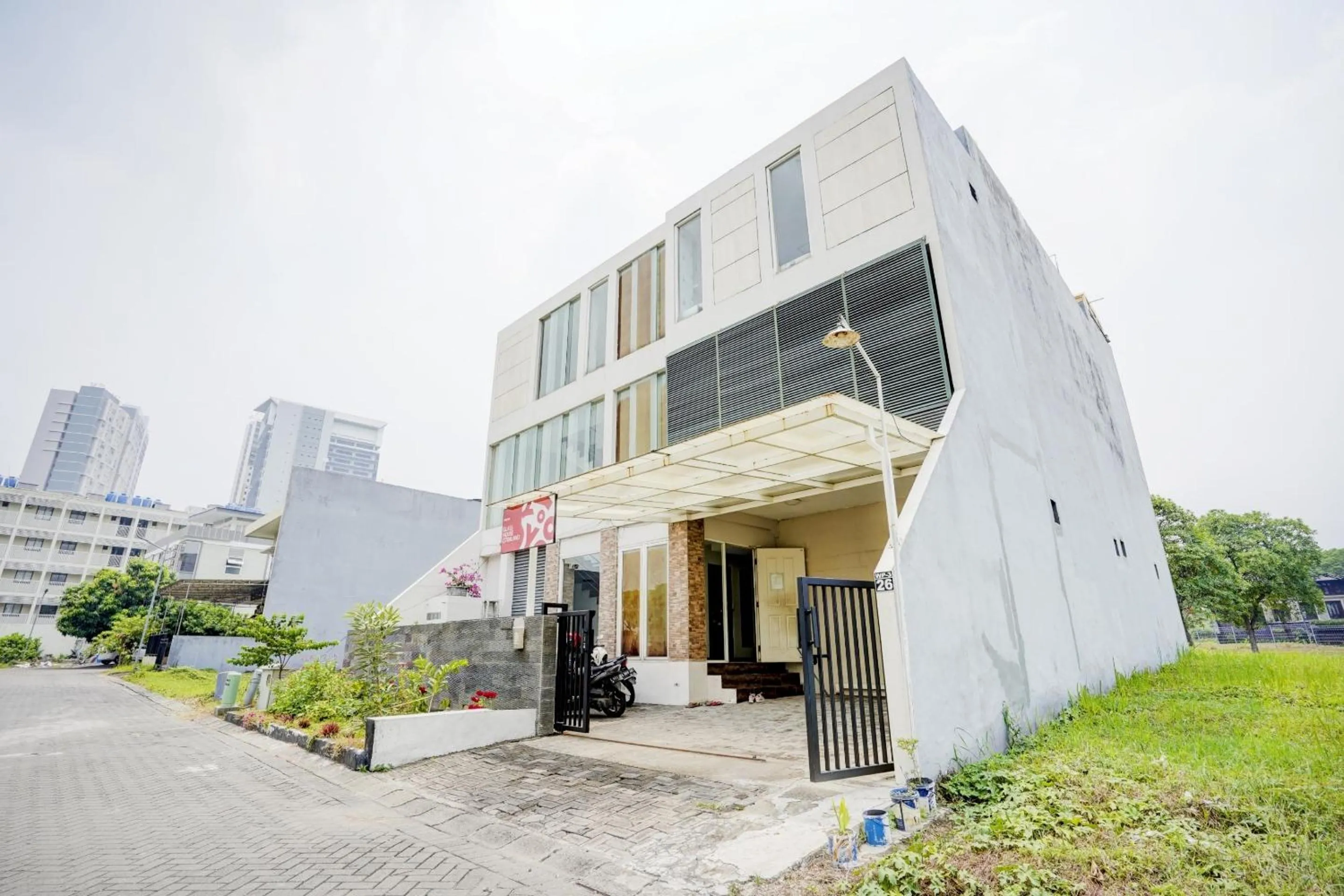 Facade/entrance in OYO Life 90606 Glass House Citraland Syariah