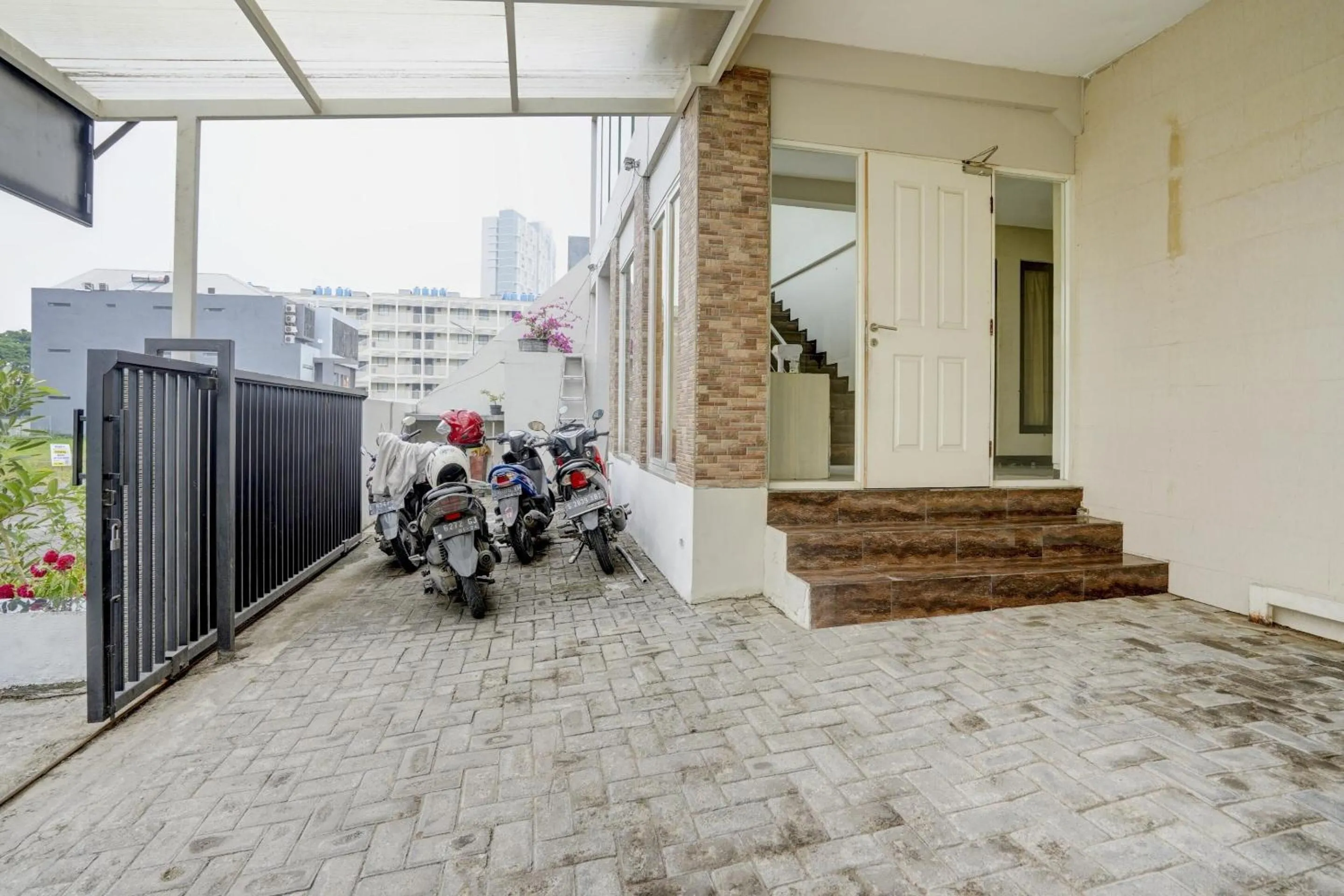 Facade/entrance in OYO Life 90606 Glass House Citraland Syariah