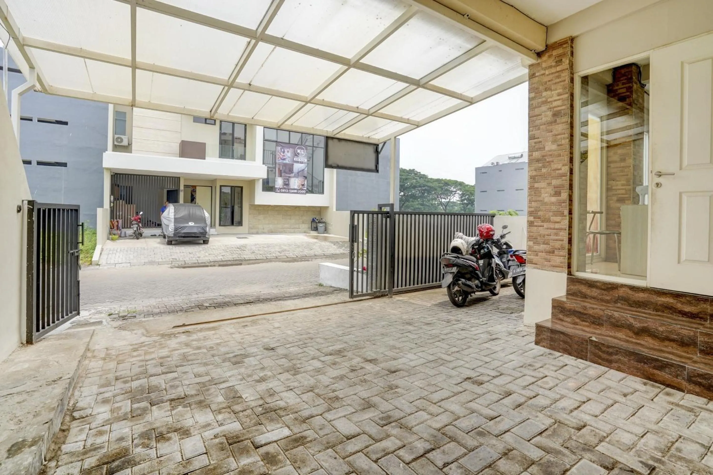 Facade/entrance in OYO Life 90606 Glass House Citraland Syariah