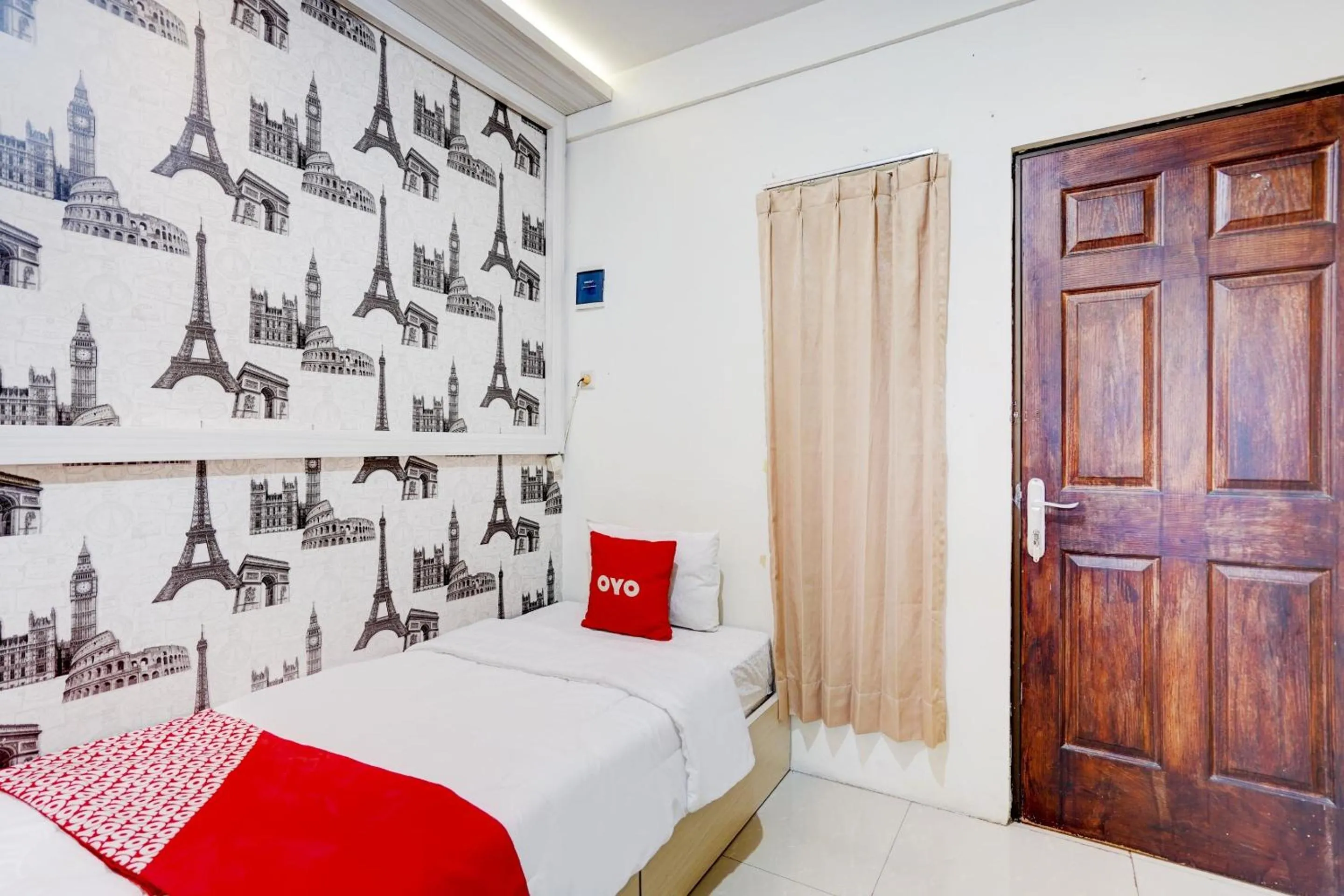 Bedroom, Bed in OYO Life 90606 Glass House Citraland Syariah