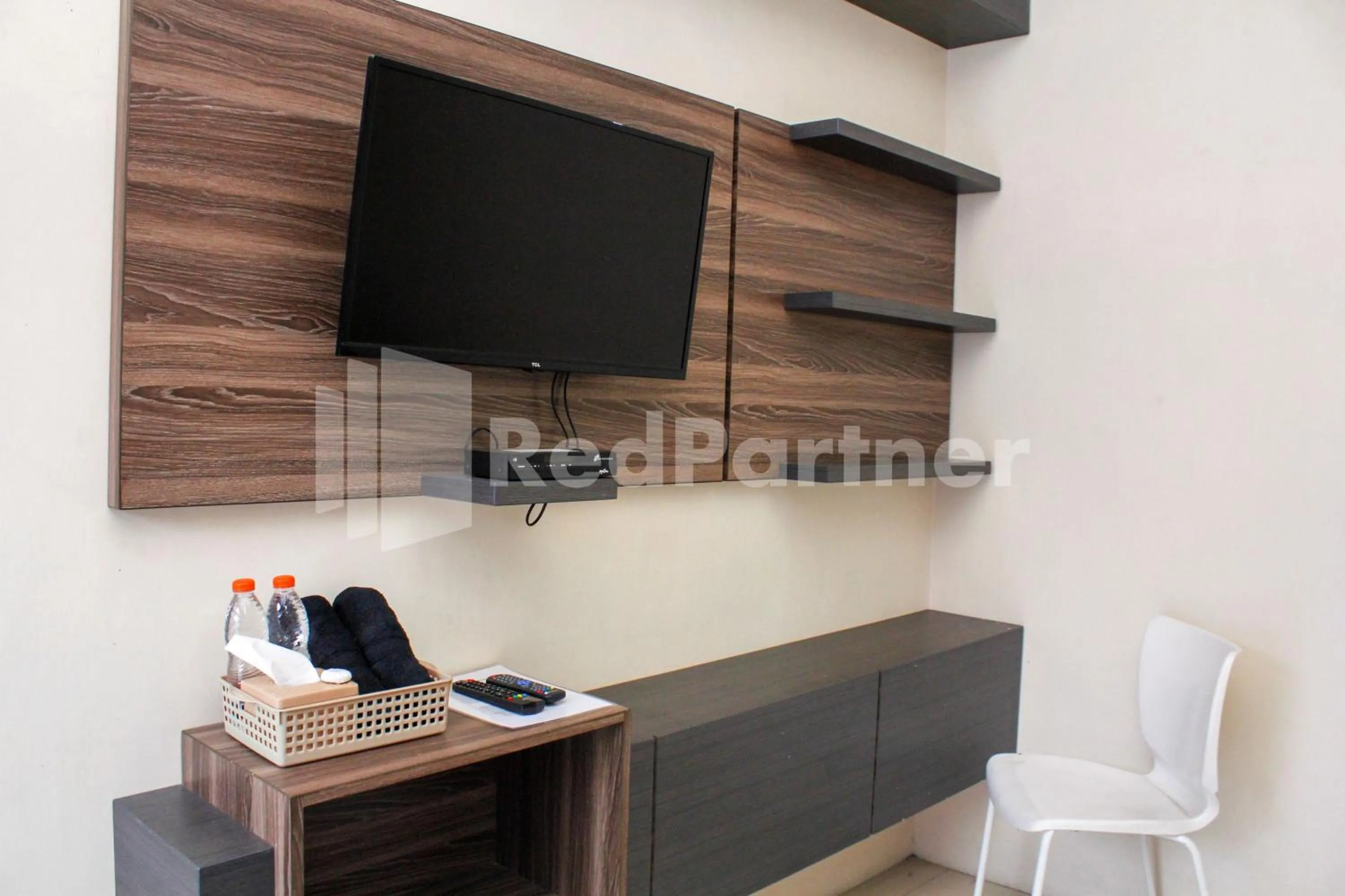 TV and multimedia in Hotel Baby Angel Dieng Mitra RedDoorz