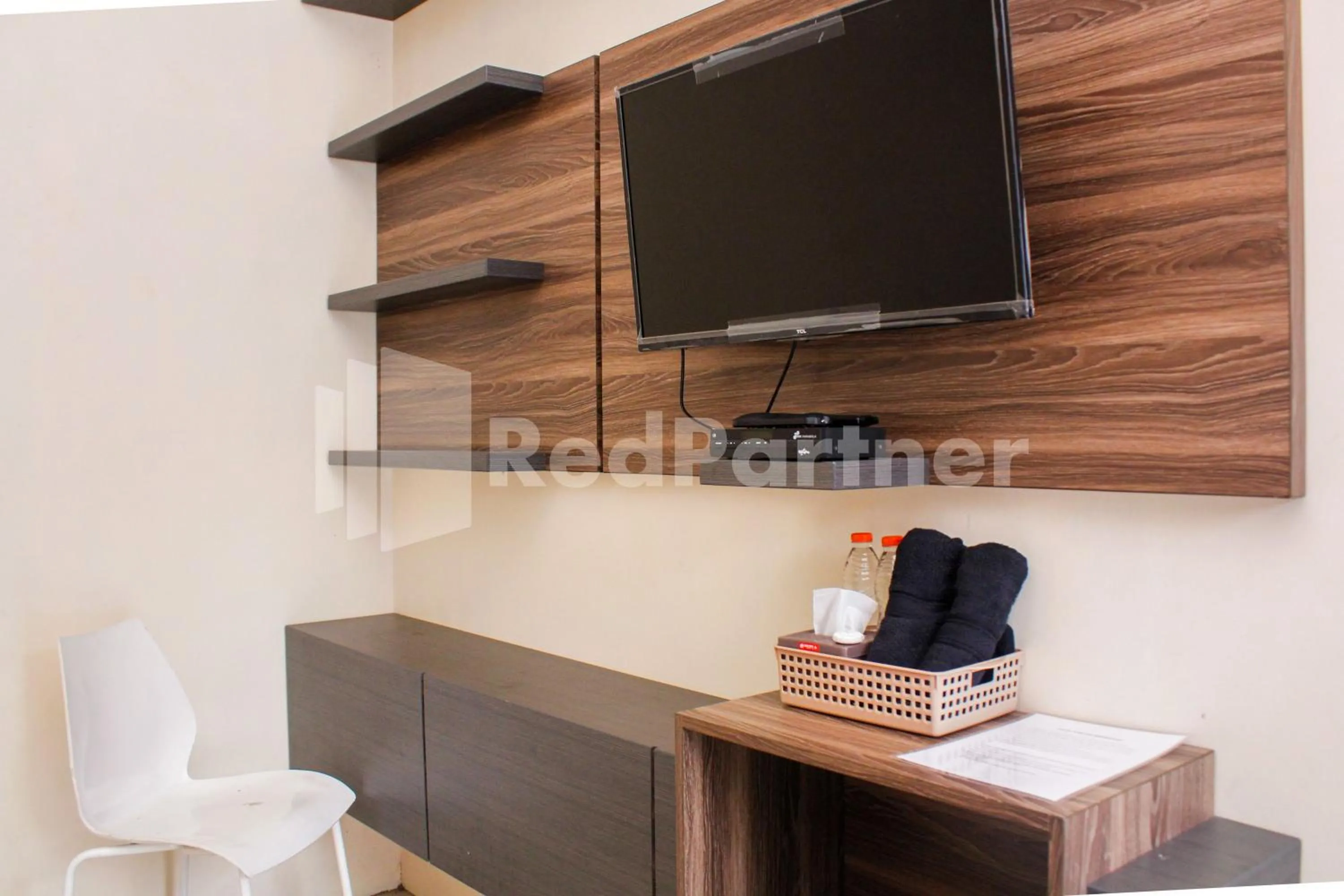 TV and multimedia in Hotel Baby Angel Dieng Mitra RedDoorz