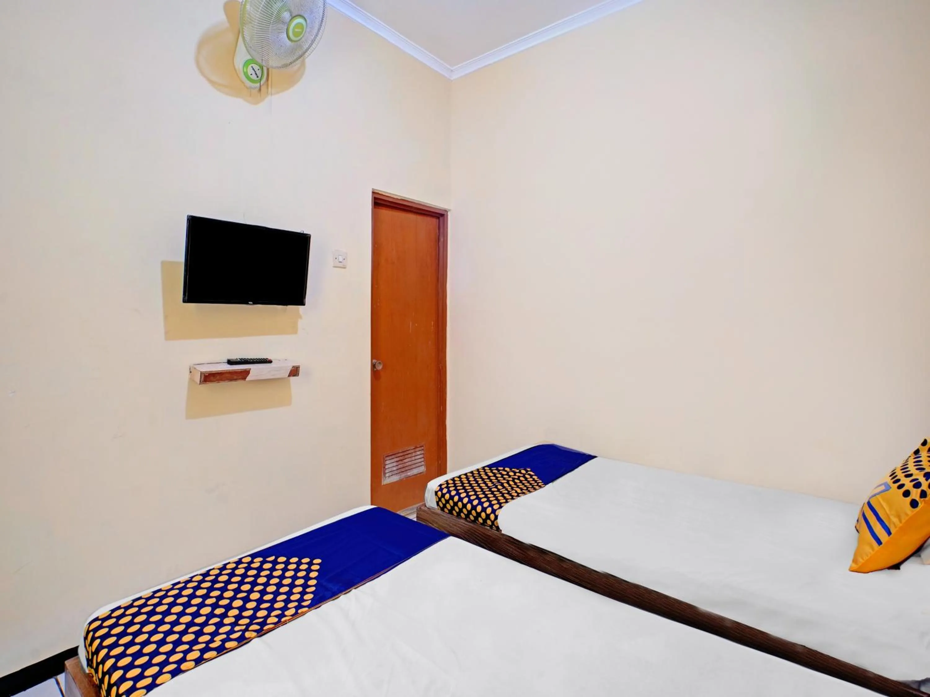 Economy Twin Room in OYO 90622 Hotel Galaksi