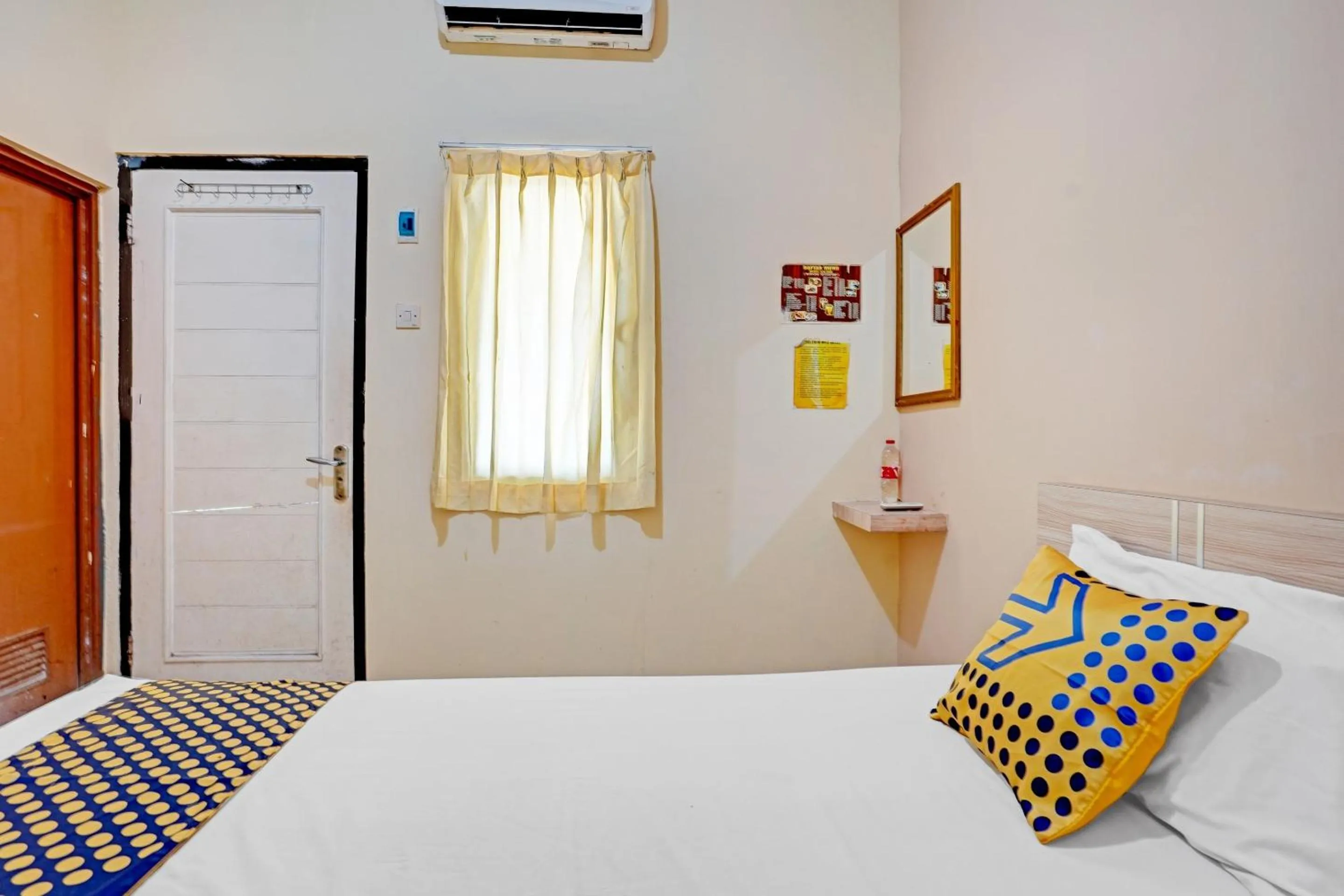 Bedroom in OYO 90622 Hotel Galaksi