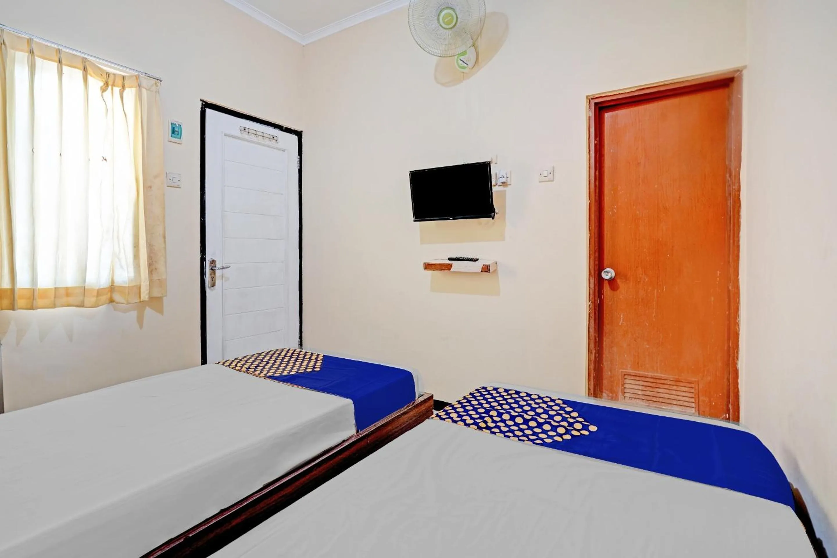 Bedroom in OYO 90622 Hotel Galaksi