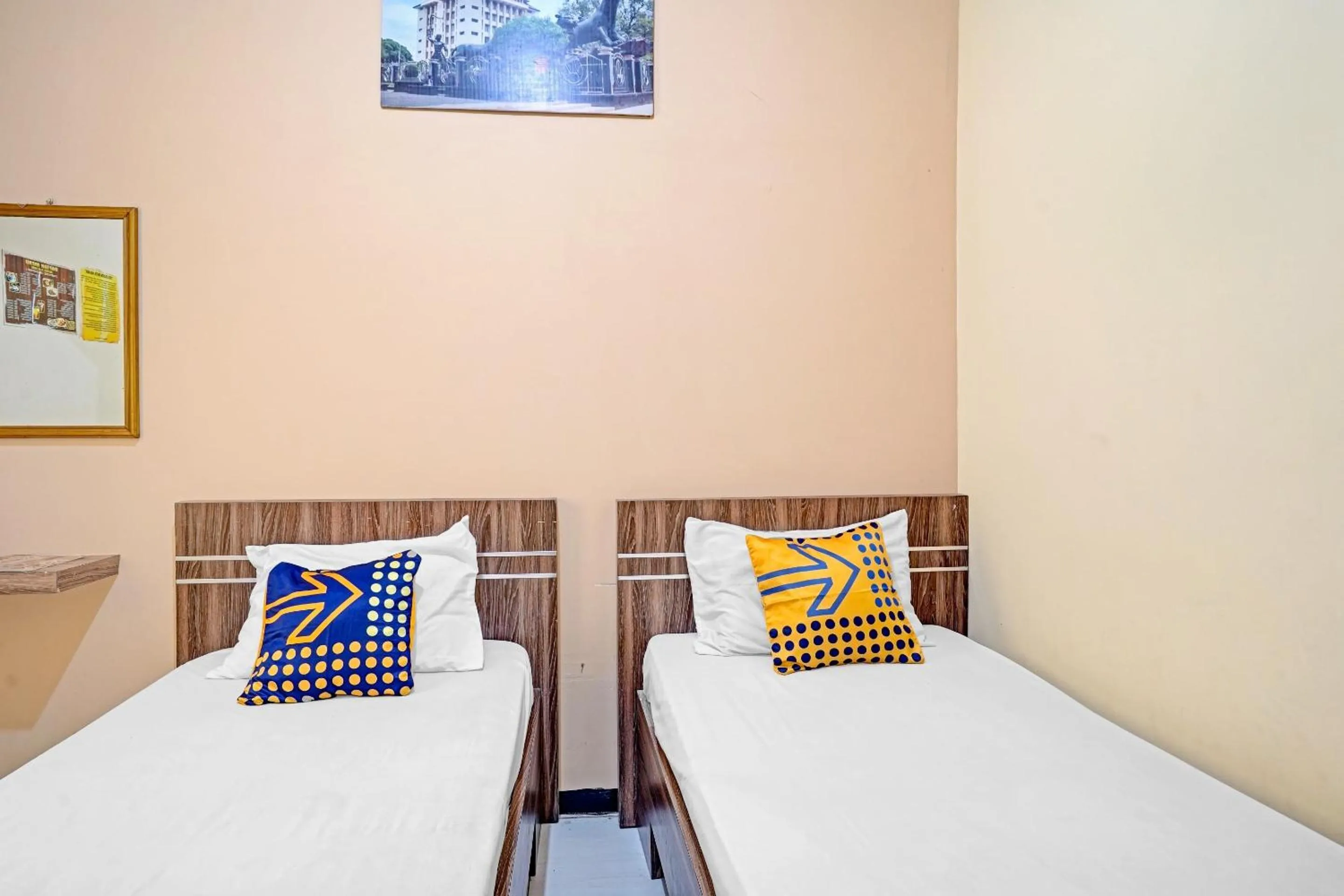 Bedroom in OYO 90622 Hotel Galaksi