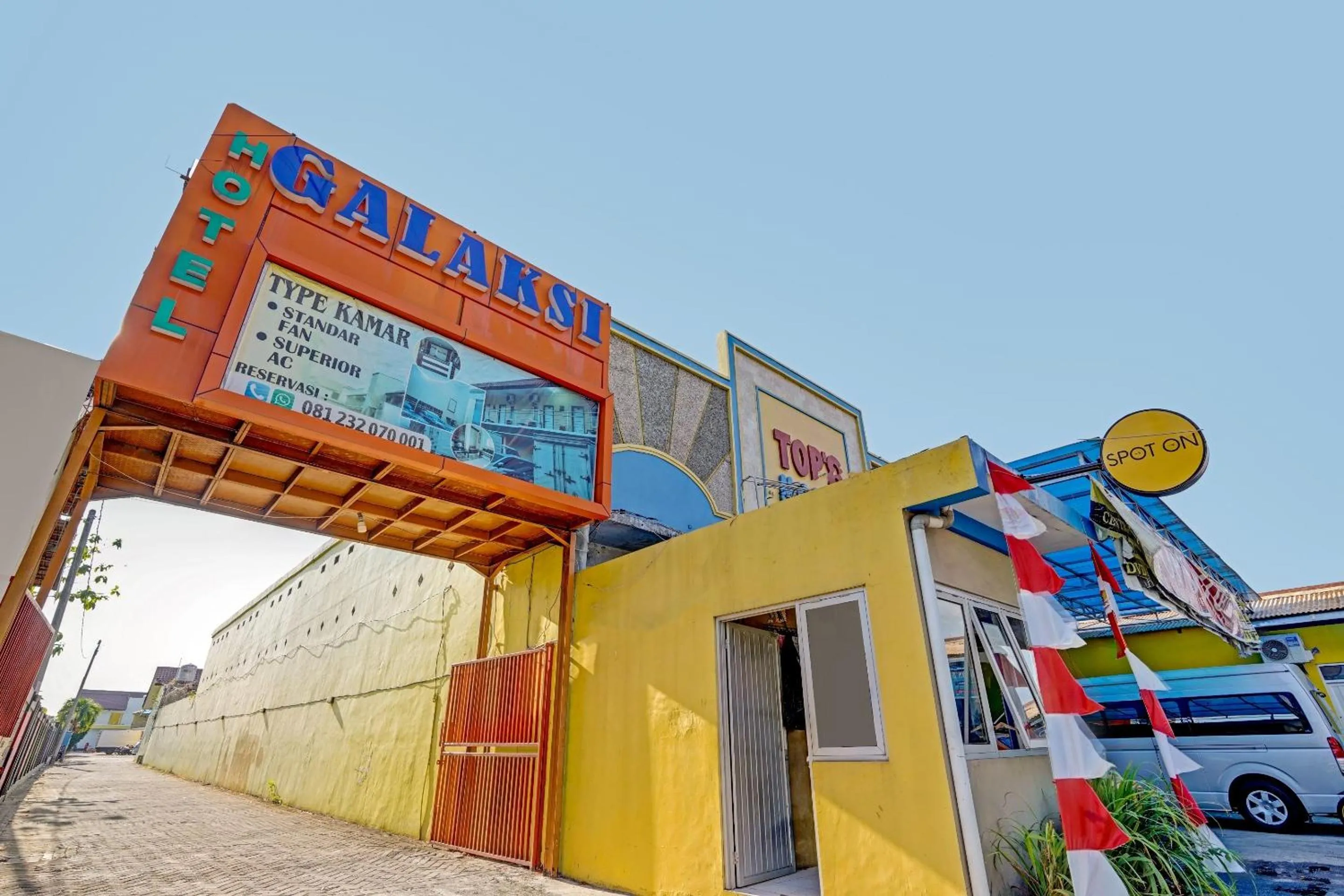 Facade/entrance in OYO 90622 Hotel Galaksi