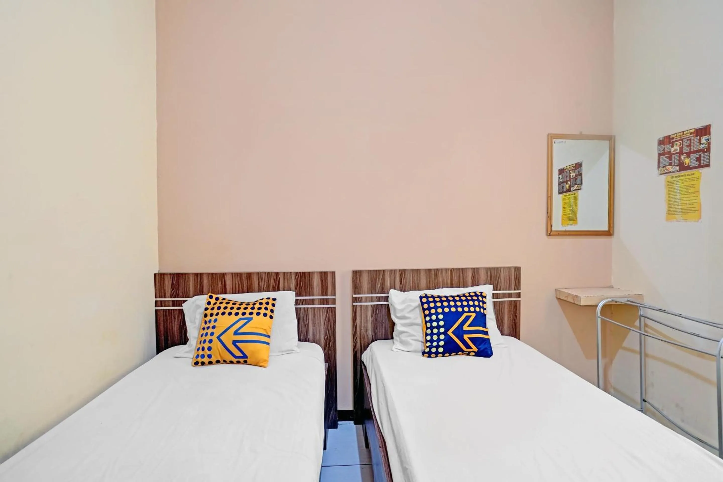 Bedroom in OYO 90622 Hotel Galaksi