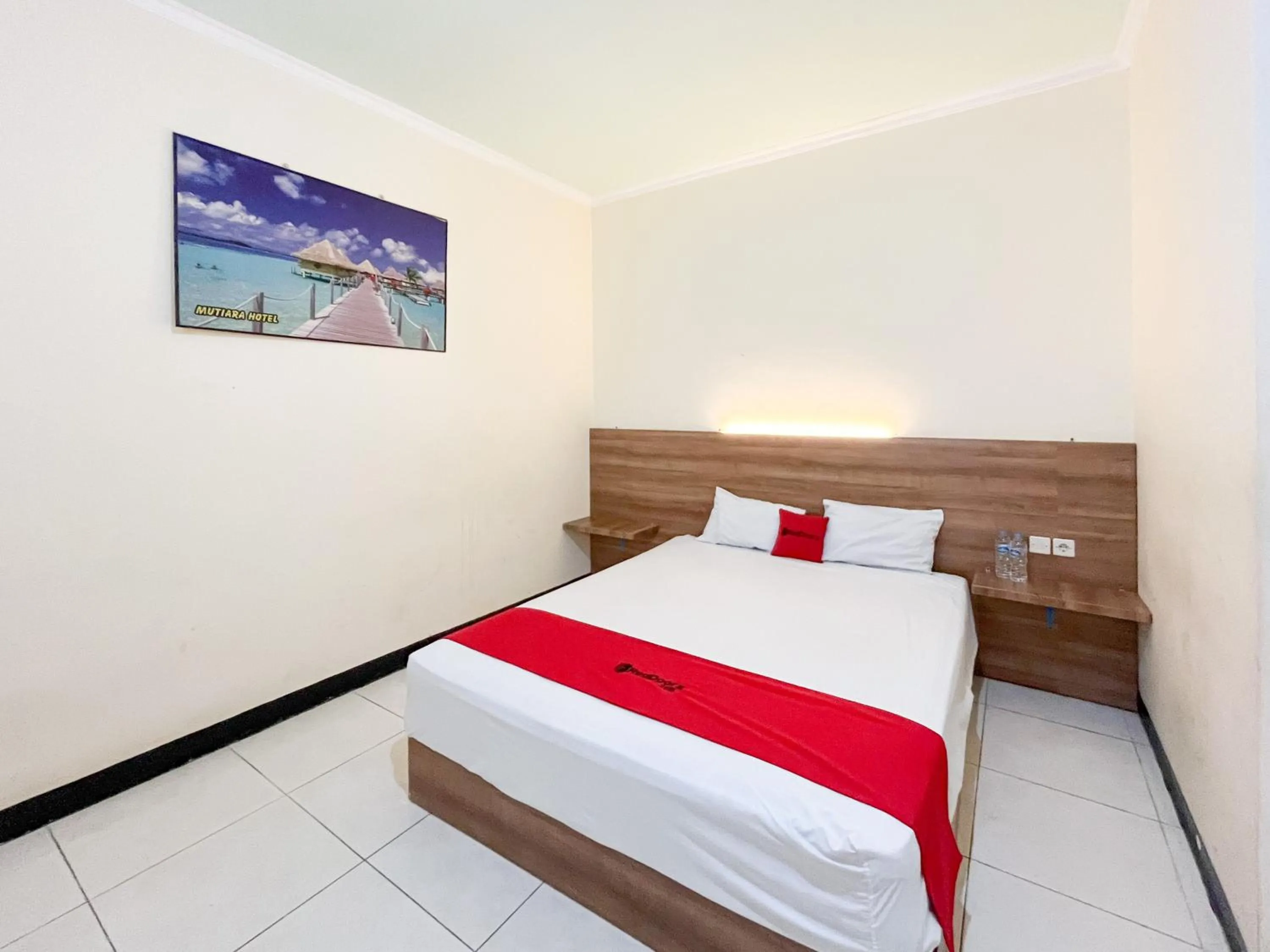 Bedroom, Bed in RedDoorz at Hotel Mutiara Ponorogo