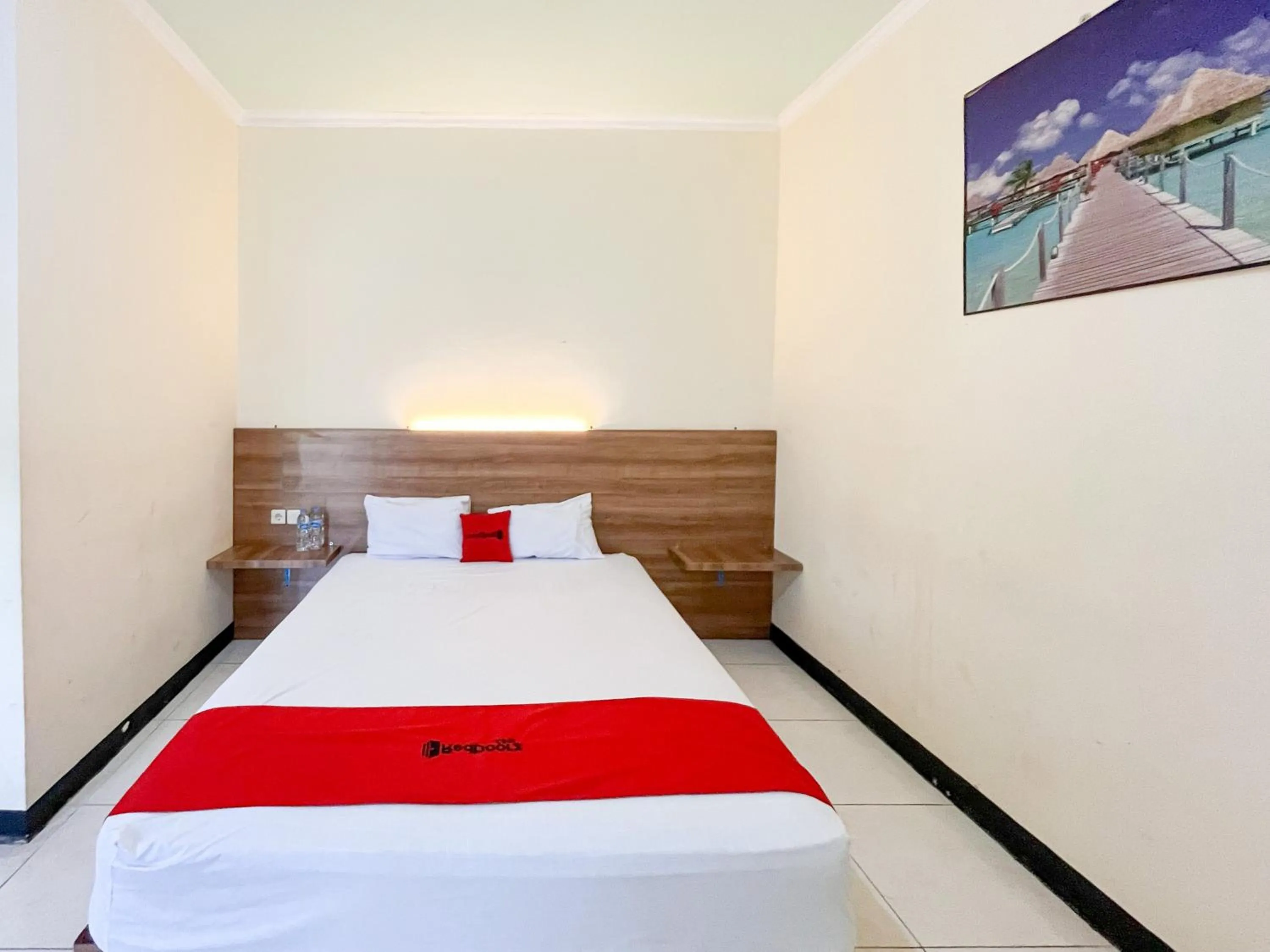 Bedroom, Bed in RedDoorz at Hotel Mutiara Ponorogo