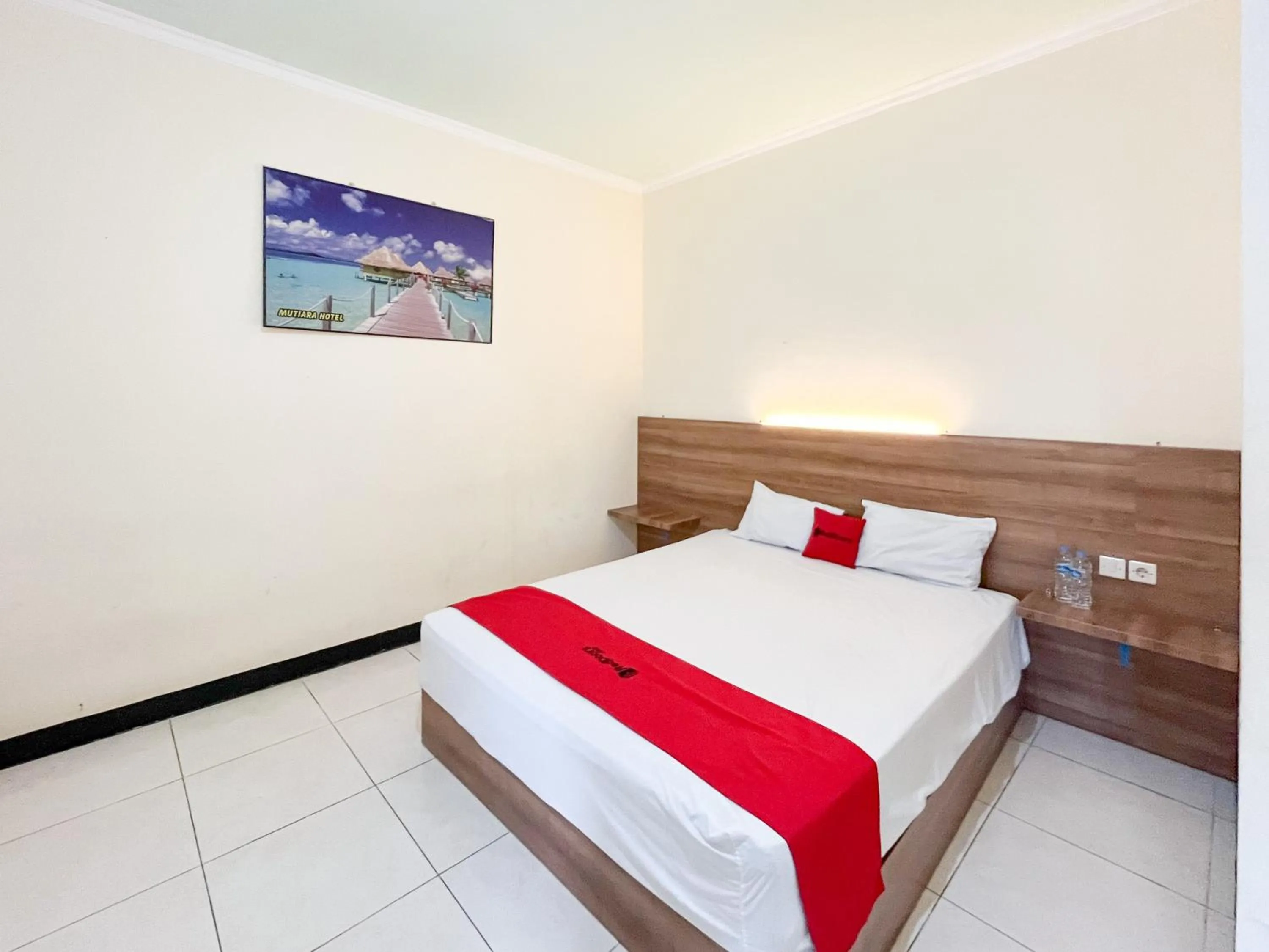 Bedroom, Bed in RedDoorz at Hotel Mutiara Ponorogo