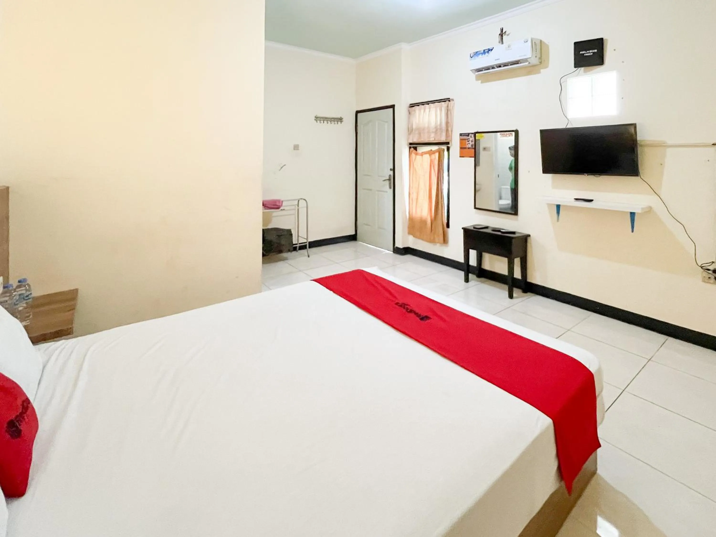 Bedroom, Bed in RedDoorz at Hotel Mutiara Ponorogo