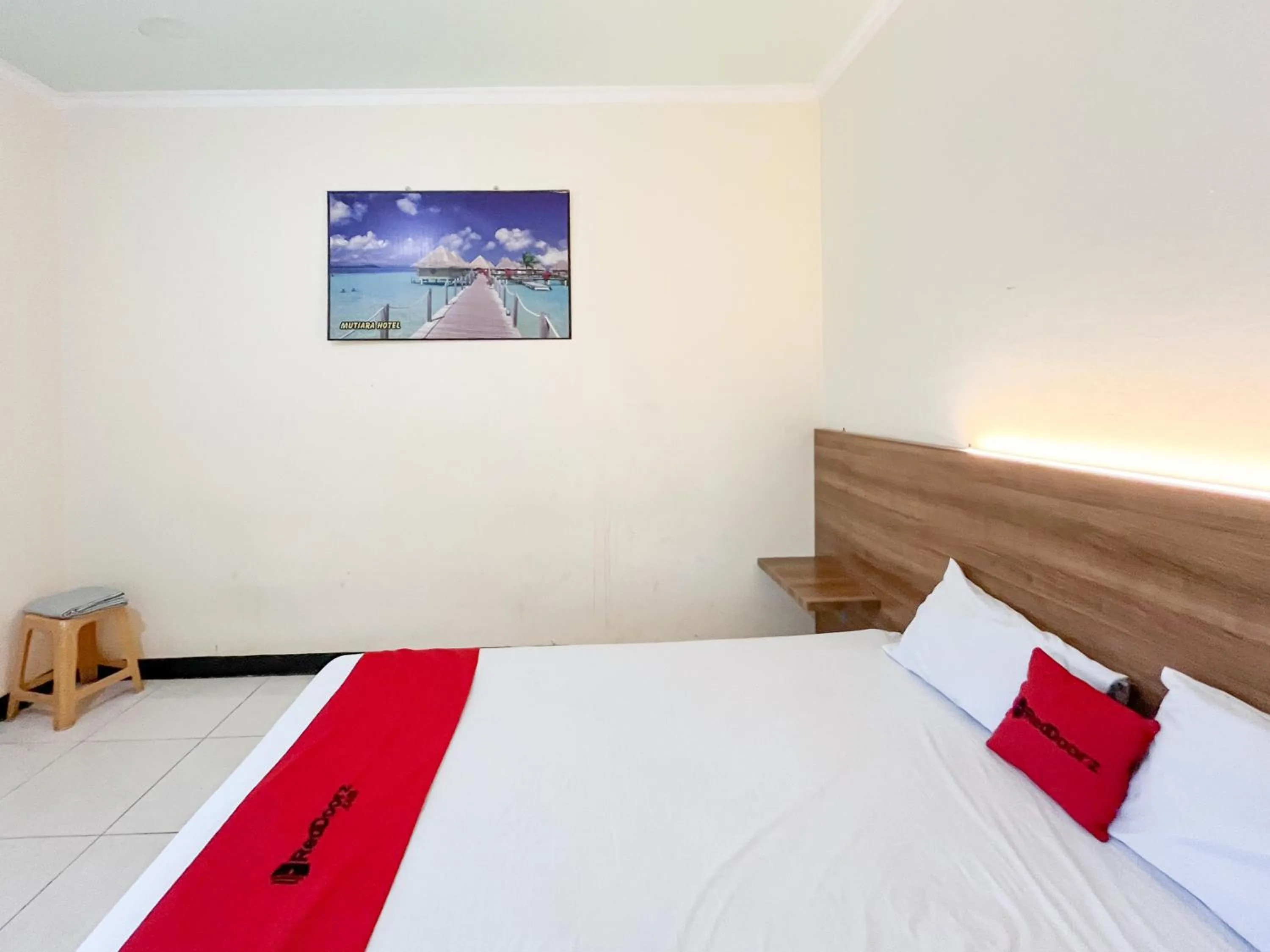 Bedroom, Bed in RedDoorz at Hotel Mutiara Ponorogo