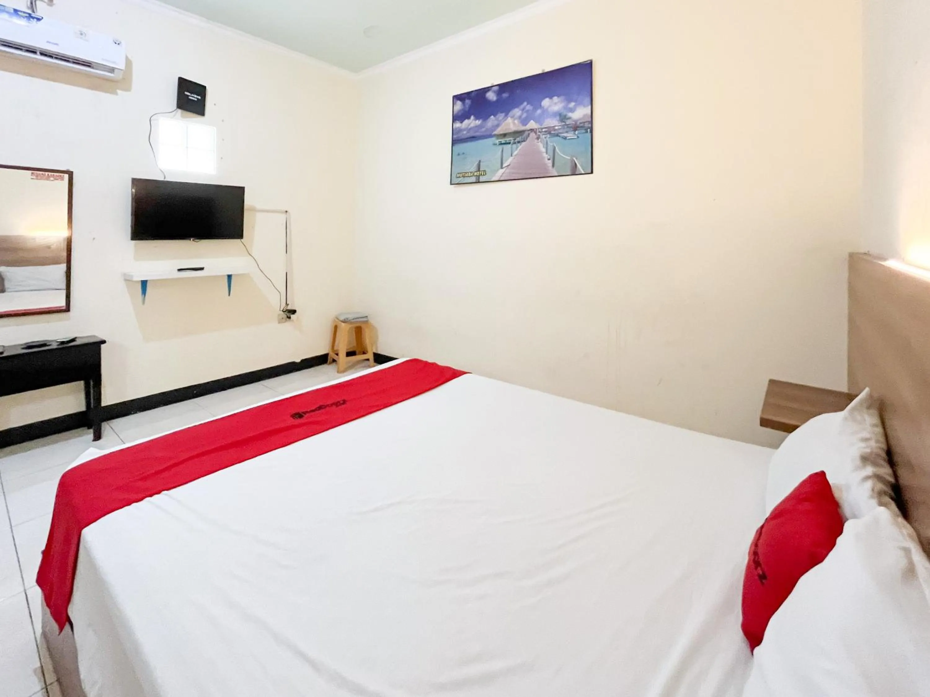 Bedroom, Bed in RedDoorz at Hotel Mutiara Ponorogo