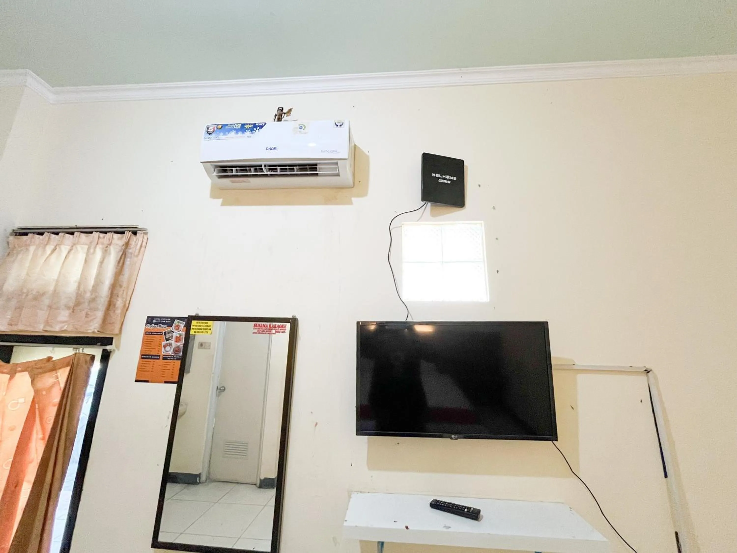 TV and multimedia in RedDoorz at Hotel Mutiara Ponorogo