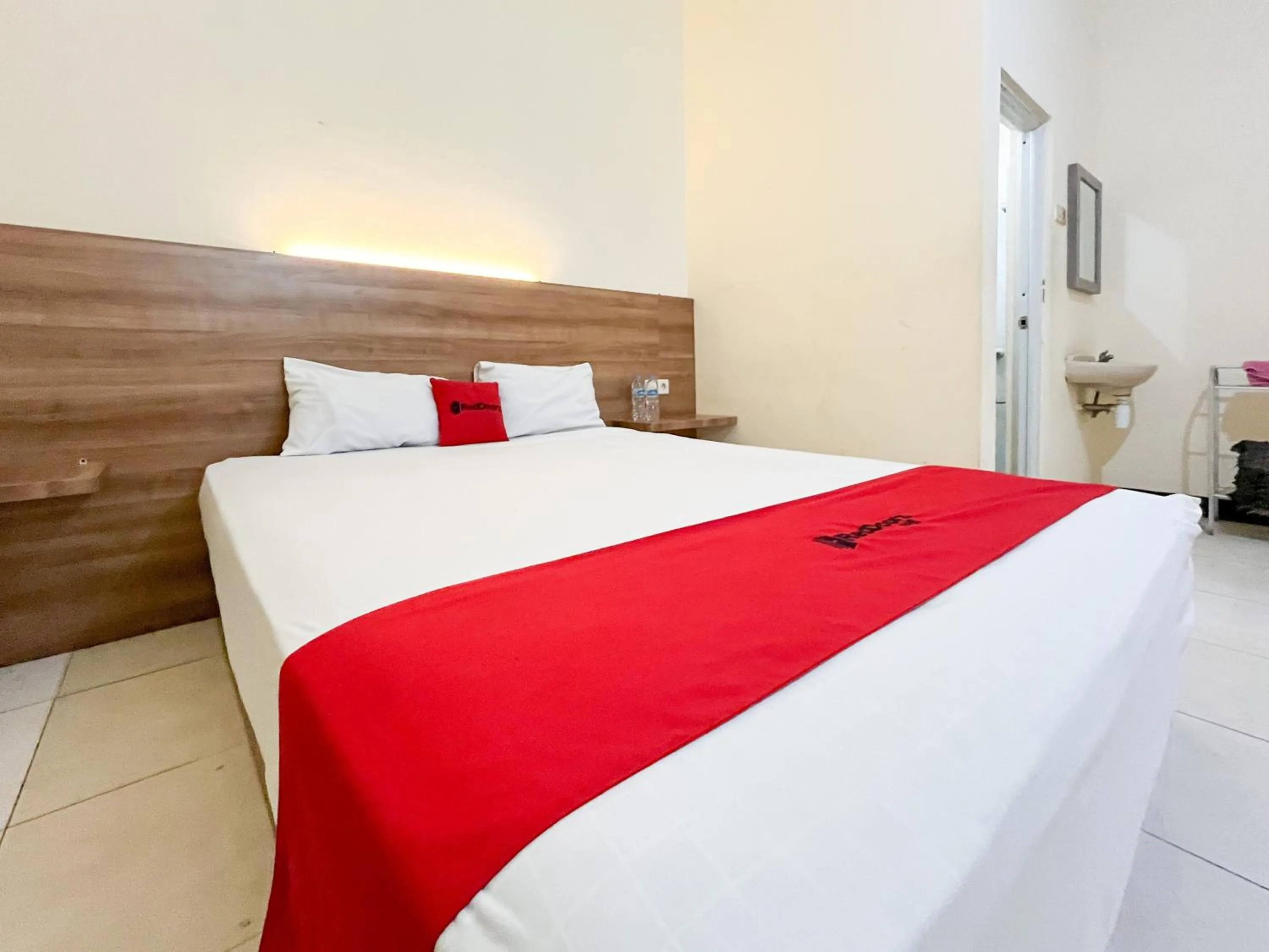 Bedroom, Bed in RedDoorz at Hotel Mutiara Ponorogo